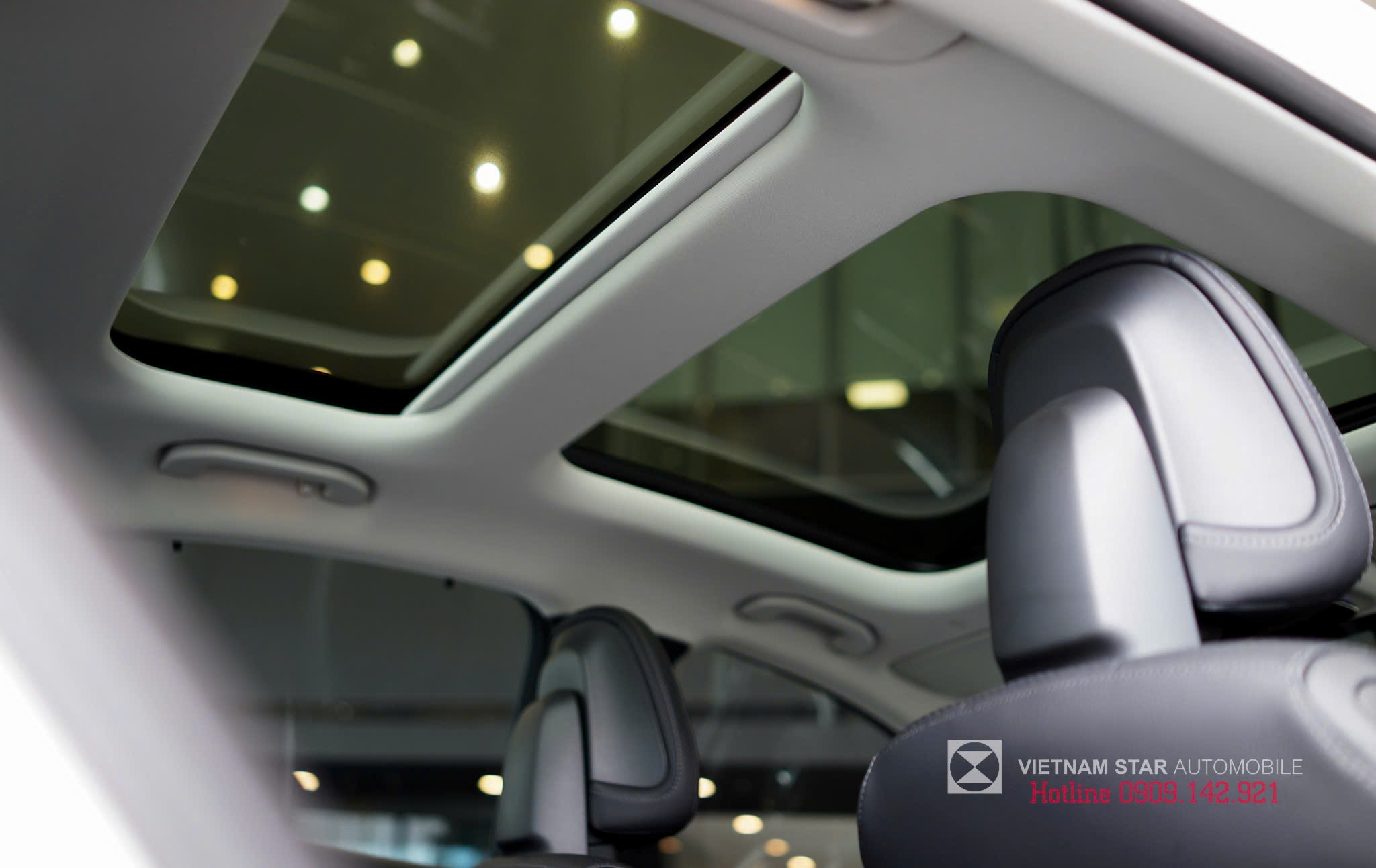 Mercedes-Benz C 300 AMG 28 Cửa sổ trời Panorama (Panoramic Sunroof) thoáng đãng trên C300 AMG.