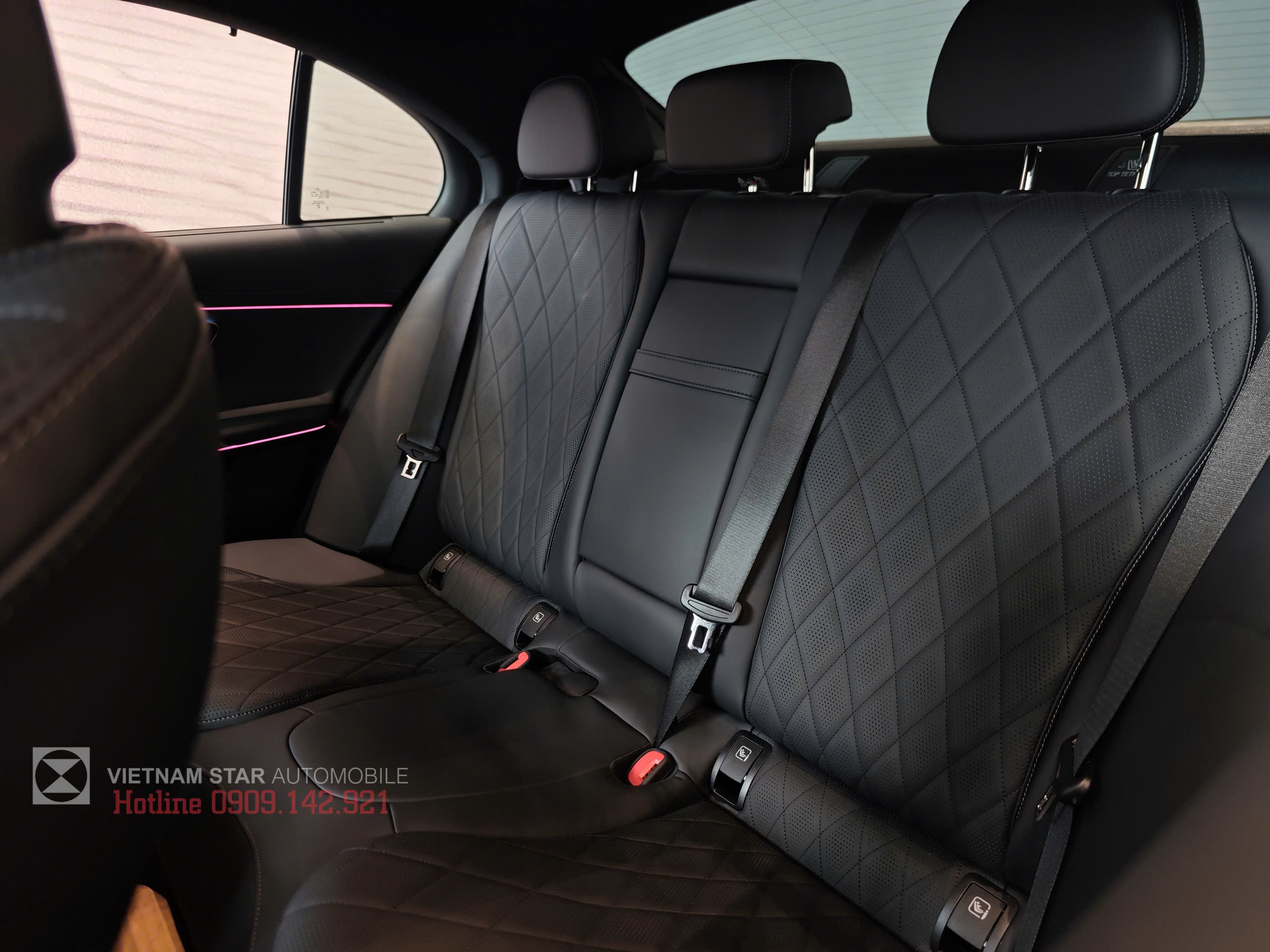 E 300 AMG 2025 "All New" 17 hàng ghế sau mercedes e300 all new 2025 không gian rộng rãi và điều hòa độc lập