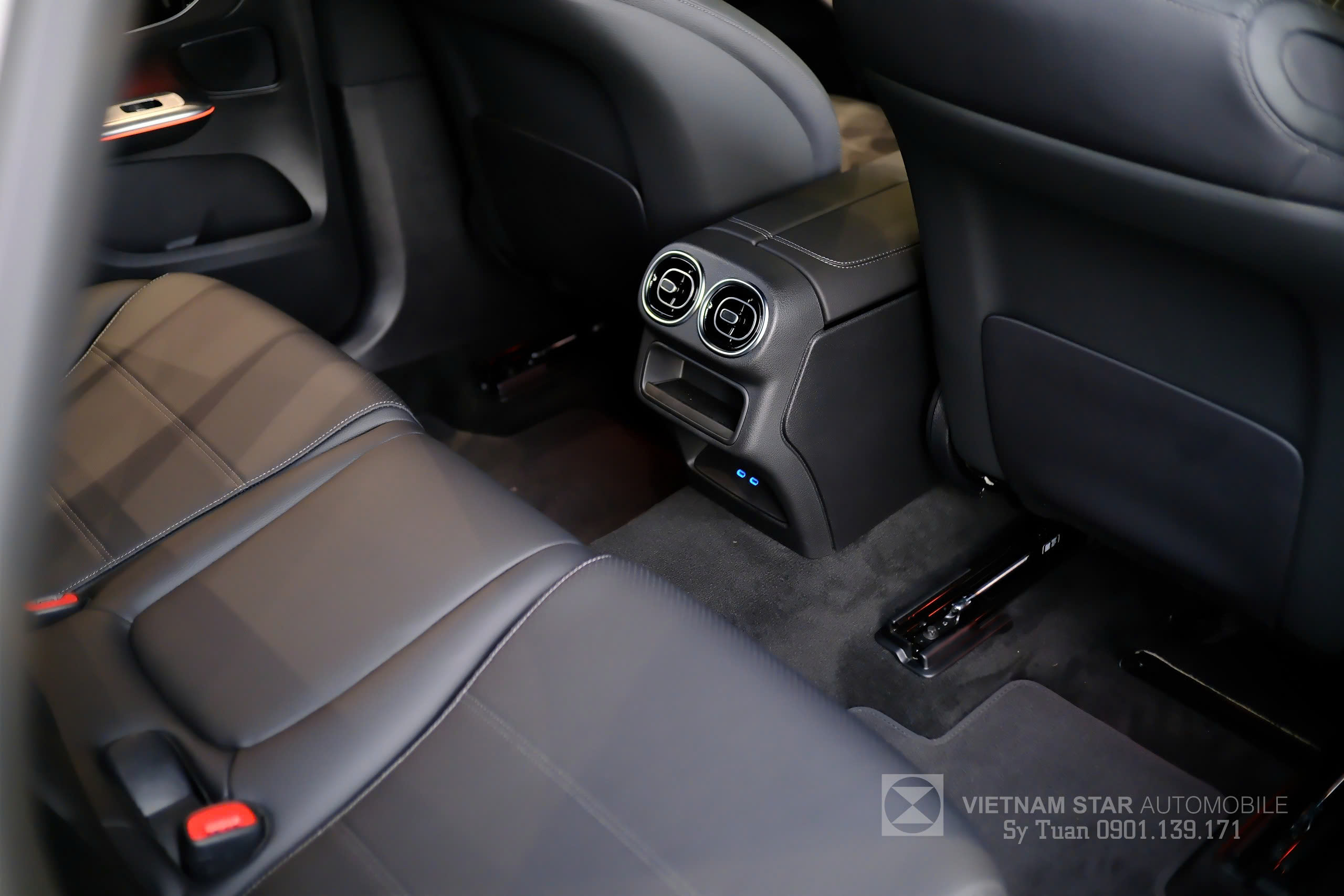 GLC 200 4Matic 2025 25 Khoang lái GLC 200 4MATIC với nội thất Đen, tạo không gian tập trung cho người lái.