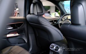 GLC 200 4Matic 2025 5 Sự tương phản giữa ốp gỗ (hoặc ốp carbon) và nội thất Đen mạnh mẽ.