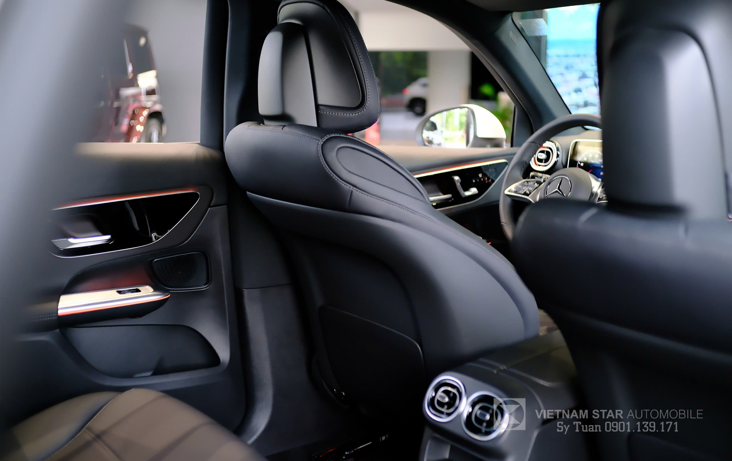 GLC 200 4Matic 2025 23 Sự tương phản giữa ốp gỗ (hoặc ốp carbon) và nội thất Đen mạnh mẽ.