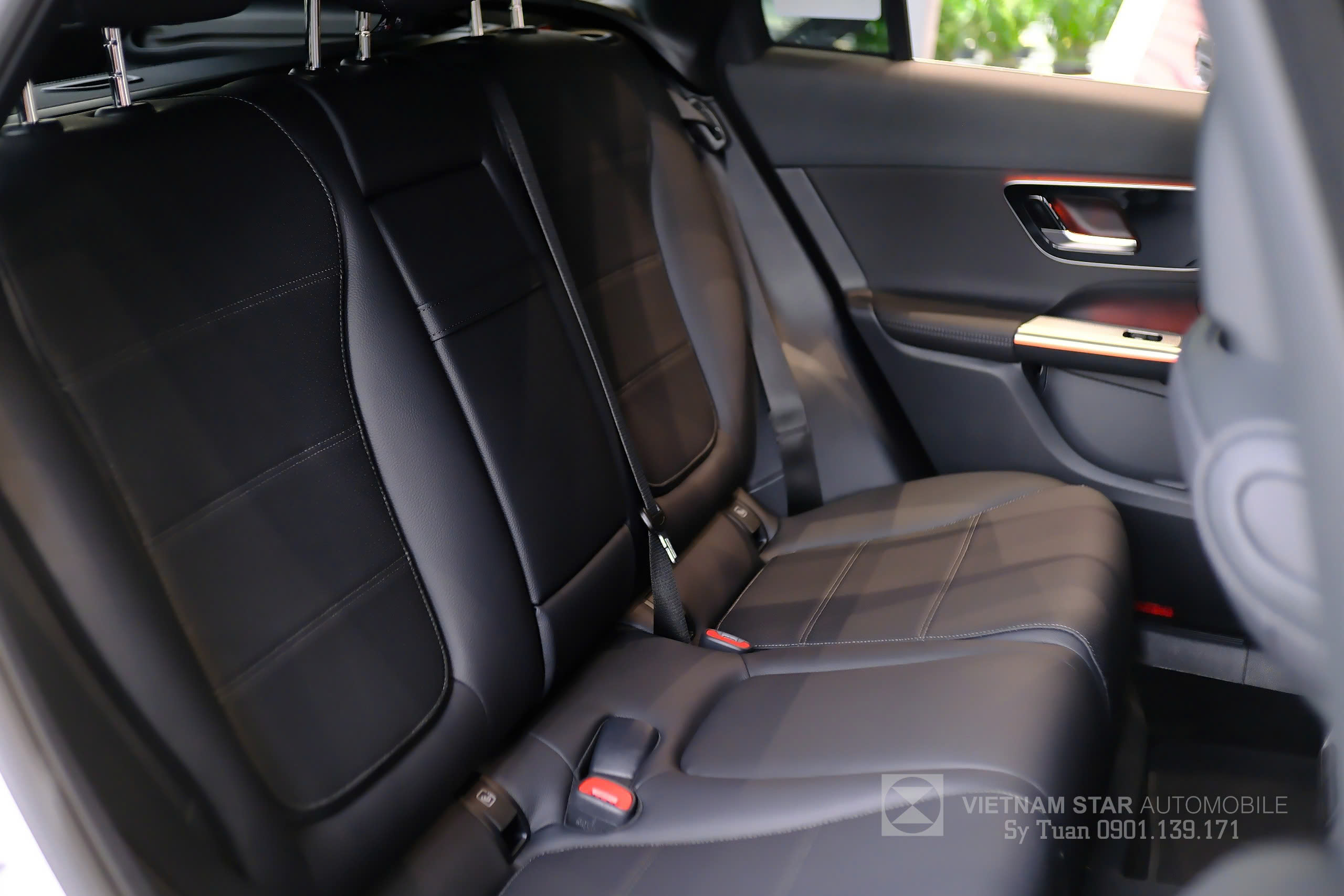 GLC 200 4Matic 2025 24 Hàng ghế sau màu Đen rộng rãi và thoải mái của GLC 200 4MATIC.