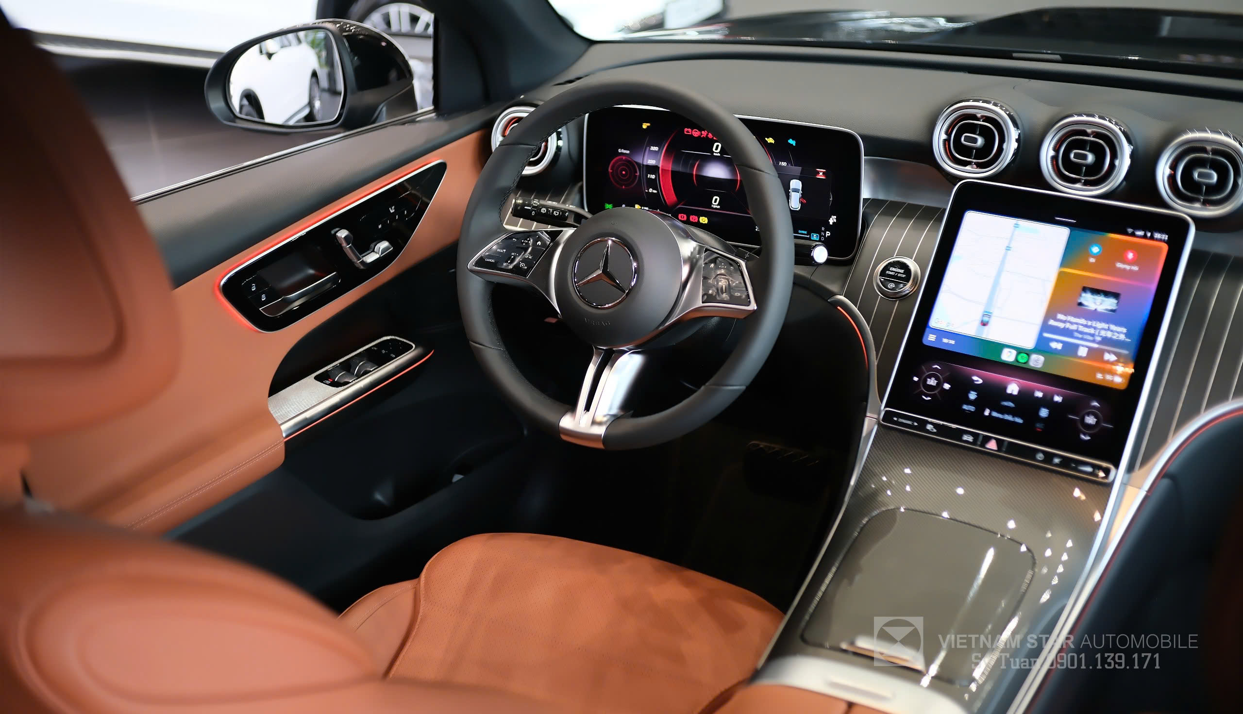 GLC 200 4Matic 2025 18 Bảng điều khiển trung tâm ốp gỗ vân đẹp mắt kết hợp với nội thất màu Nâu.