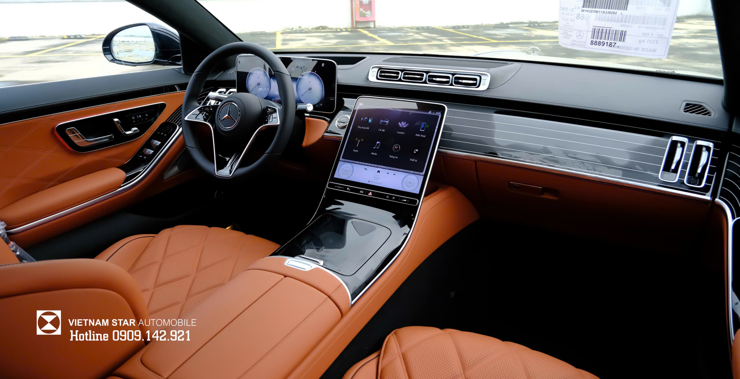 Khoang lái Mercedes Maybach S450 với màn hình MBUX 12.8 inch