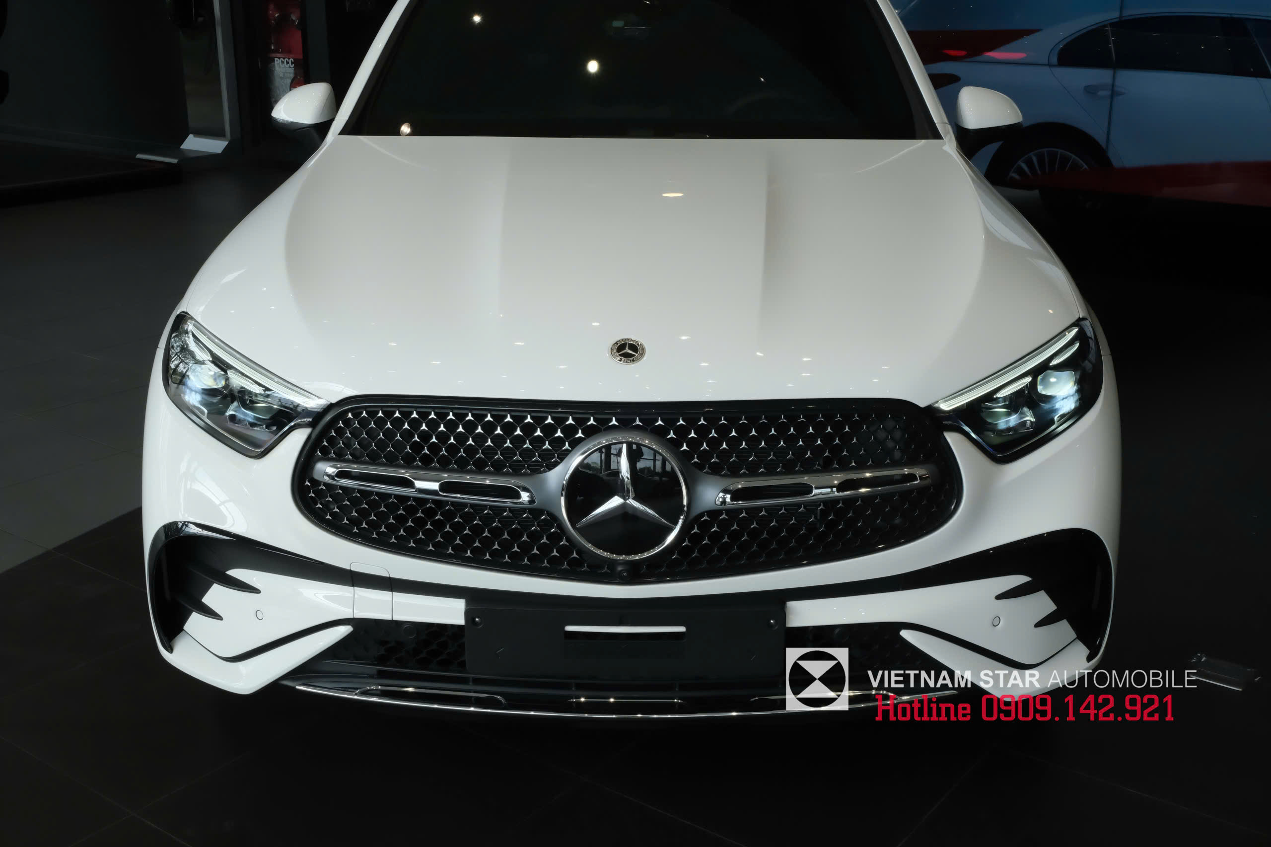 Mercedes-Benz GLC 300 2025 10 lưới tản nhiệt glc 300 2025 họa tiết ngôi sao ba cánh và logo lớn ở trung tâm