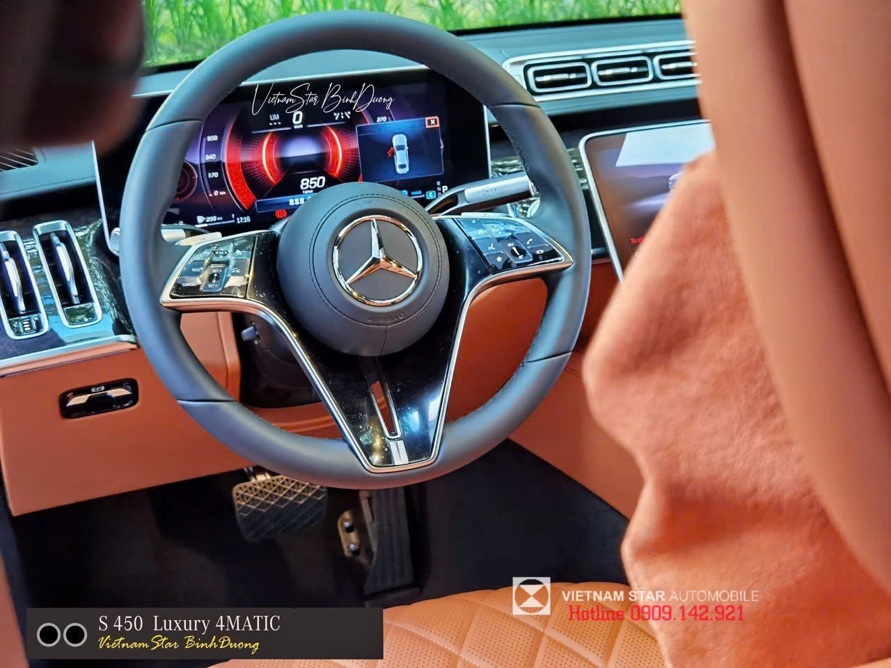 Vô lăng da Nappa 3 chấu S 450 Luxury 2025 với phím cảm ứng.