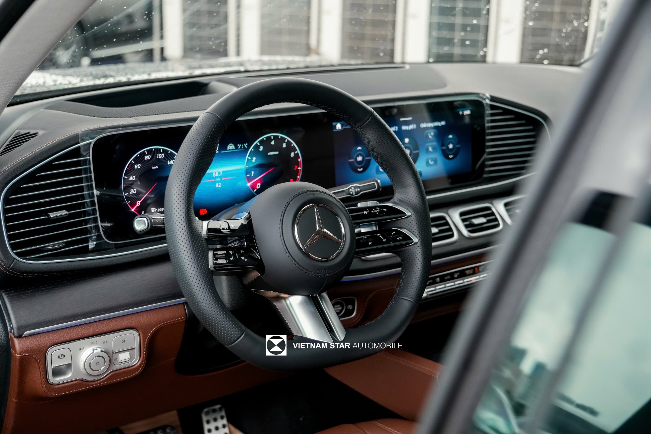 Vô lăng bọc da Nappa 3 chấu mới trên Mercedes GLS 450 Facelift.