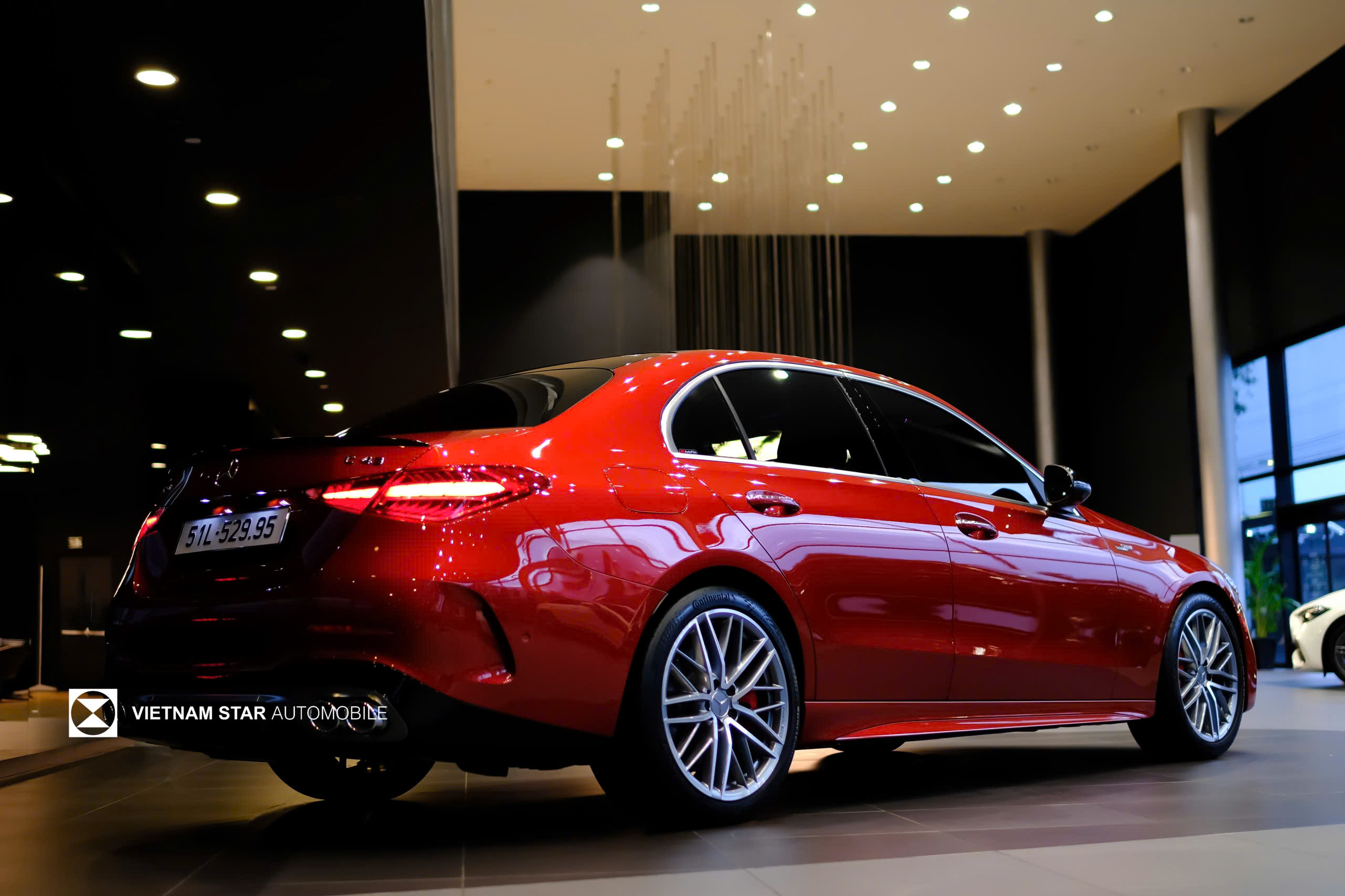 C 43 4MATIC 17 Cận cảnh đèn hậu LED mỏng và thanh mảnh phía sau Mercedes-AMG C 43