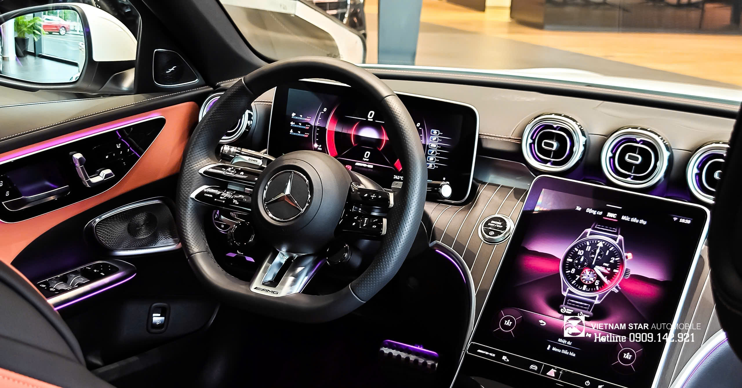 C 43 4MATIC 21 Bảng điều khiển trung tâm và cần số điện tử trên Mercedes-AMG C 43