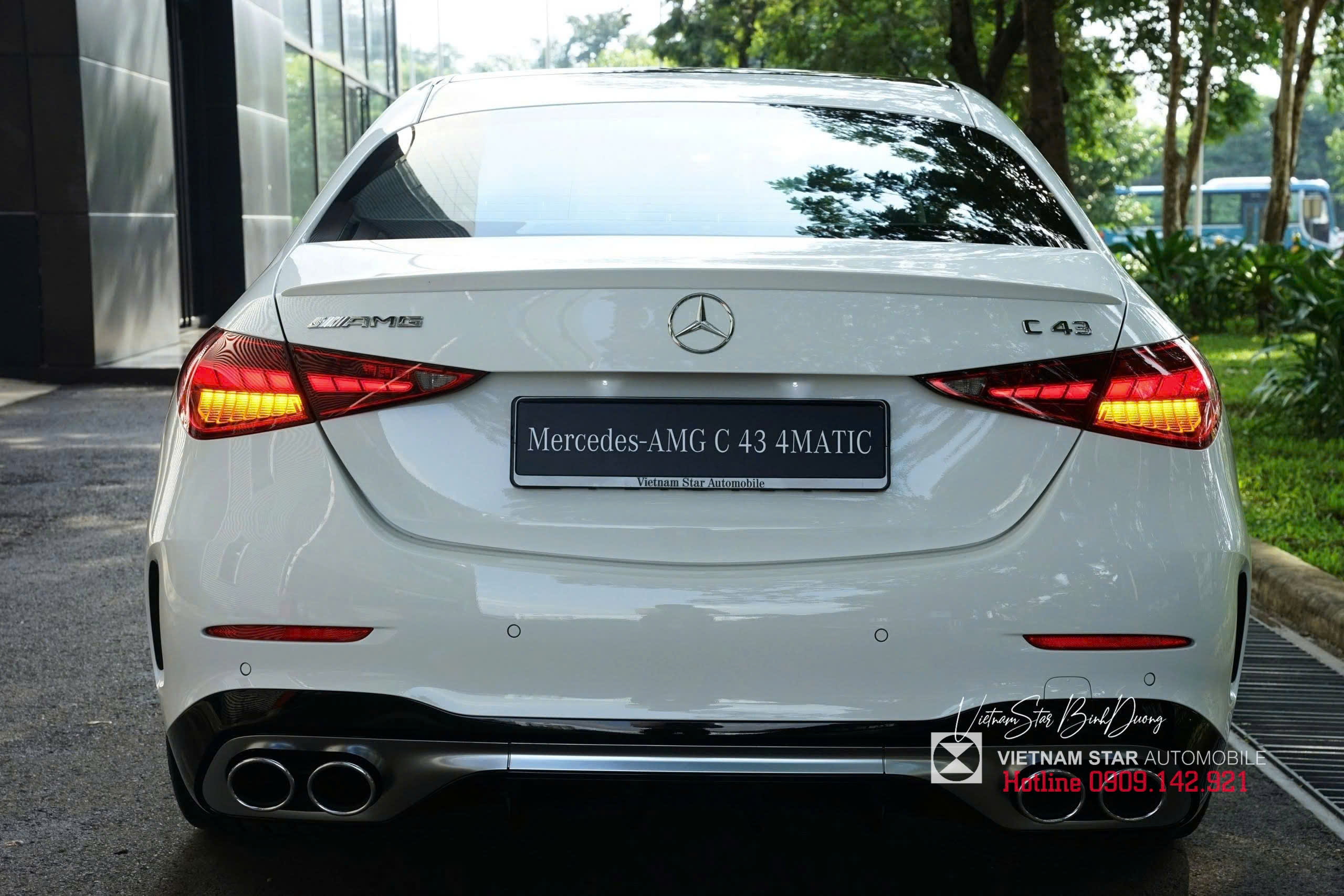 Cận cảnh hệ thống ống xả kép AMG hình tròn mạ chrome Cận cảnh hệ thống ống xả kép AMG hình tròn mạ chrome