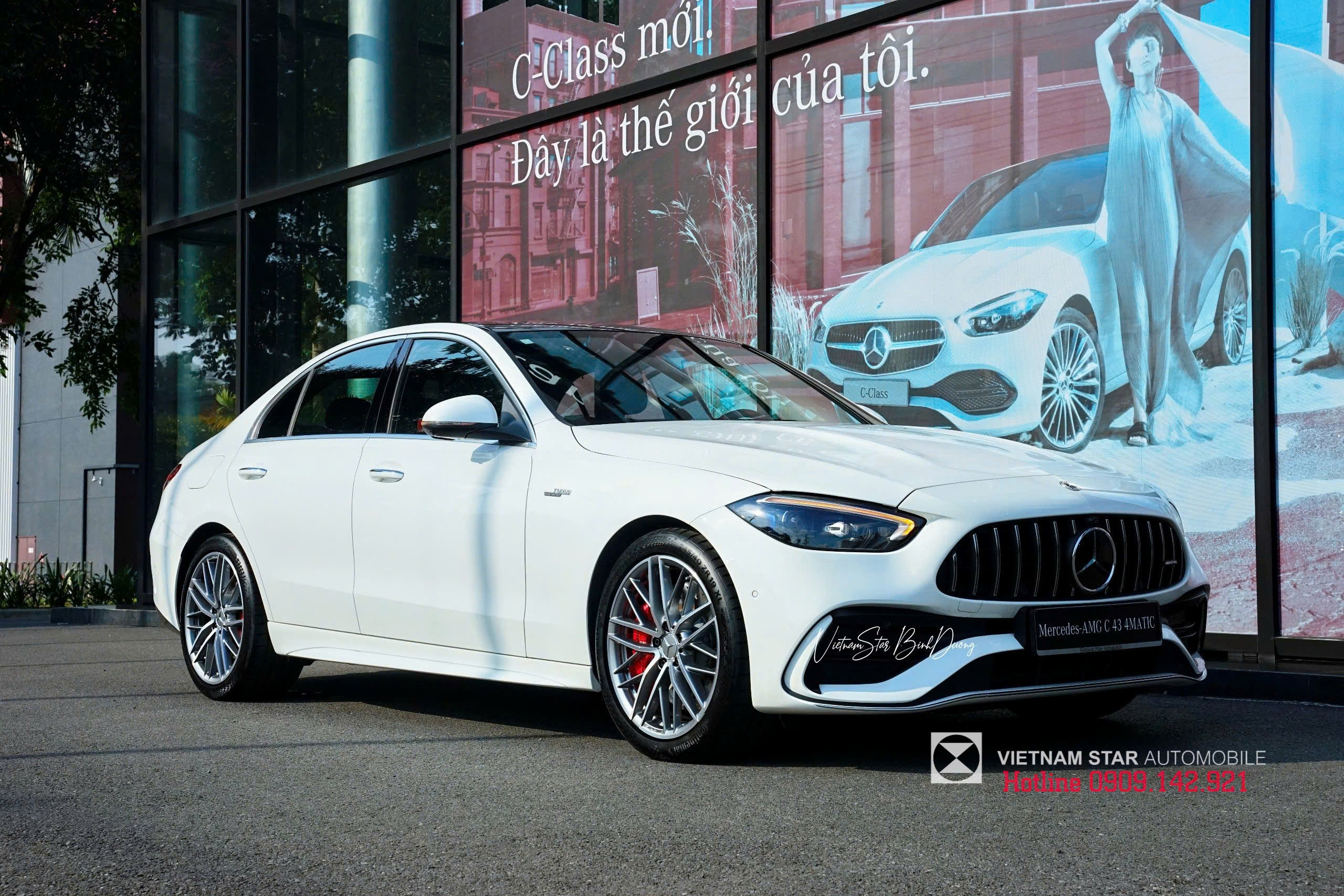 C 43 4MATIC 18 Mercedes-AMG C 43 4MATIC Sedan ngoại thất màu trắng tại Việt Nam