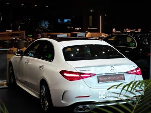 C 43 4MATIC 4 Đuôi xe C 43 AMG với đèn hậu LED mỏng và bộ khuếch tán gió