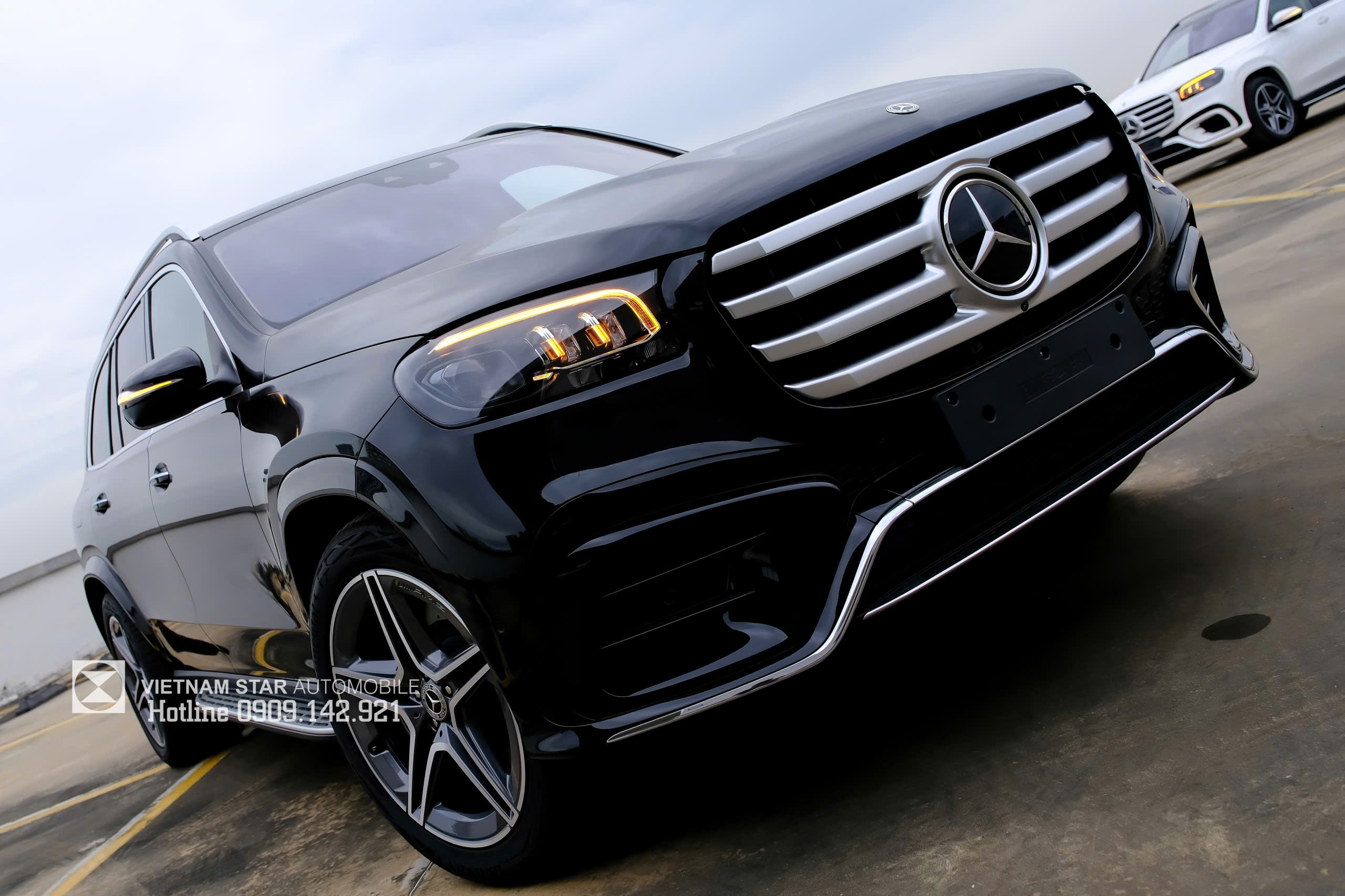 Góc chụp trực diện đầu xe Mercedes GLS 450 màu đen uy quyền