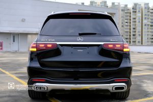 Đuôi xe Mercedes GLS 450 màu đen với cụm đèn hậu LED 3 khối