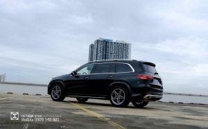 Góc nhìn từ phía sau xe Mercedes GLS 450 màu đen Facelift