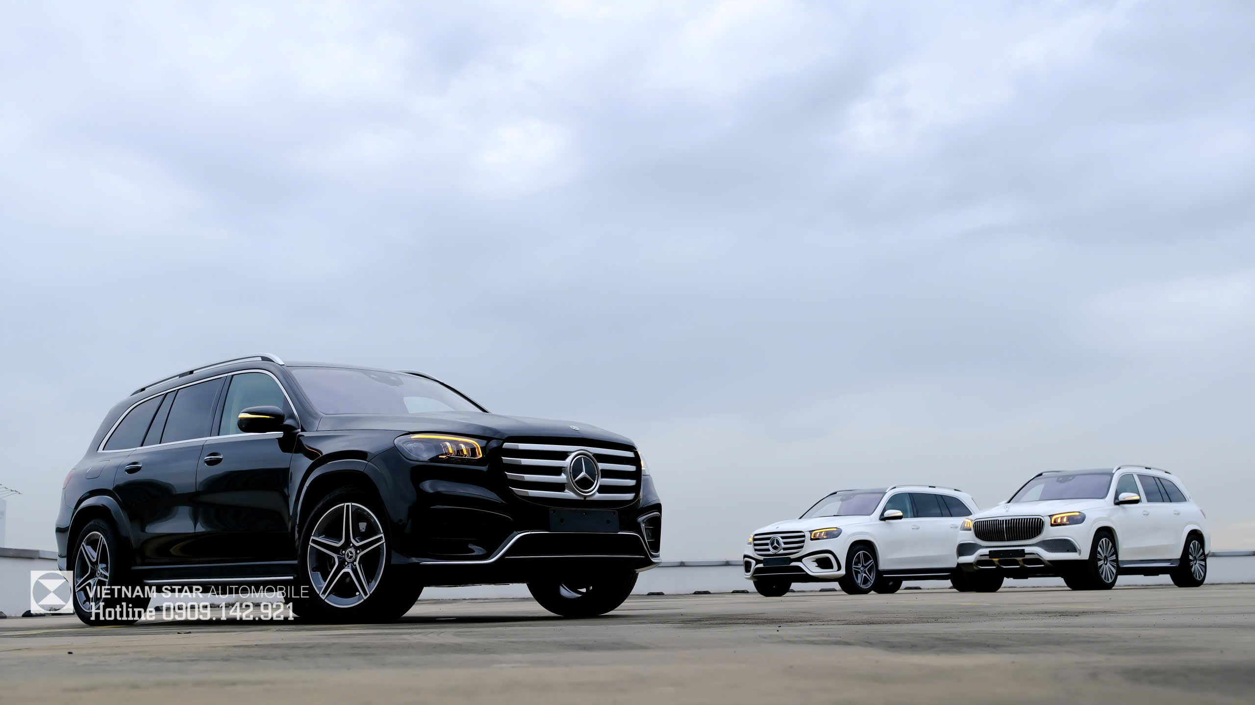 Góc nhìn 3/4 đầu xe Mercedes GLS 450 màu đen bóng sang trọng