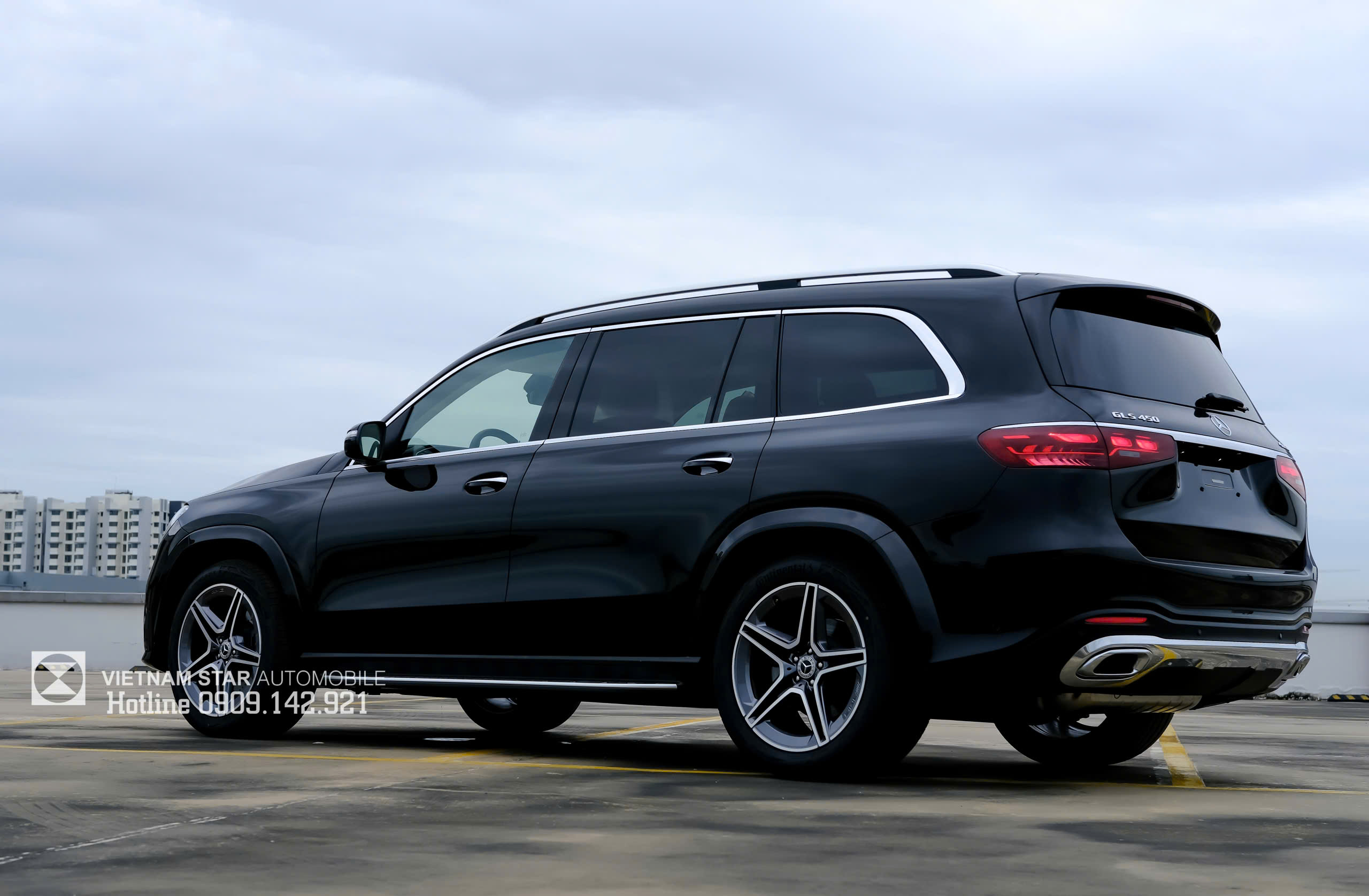 Thân xe Mercedes GLS 450 màu đen dài 5209mm nhìn ngang