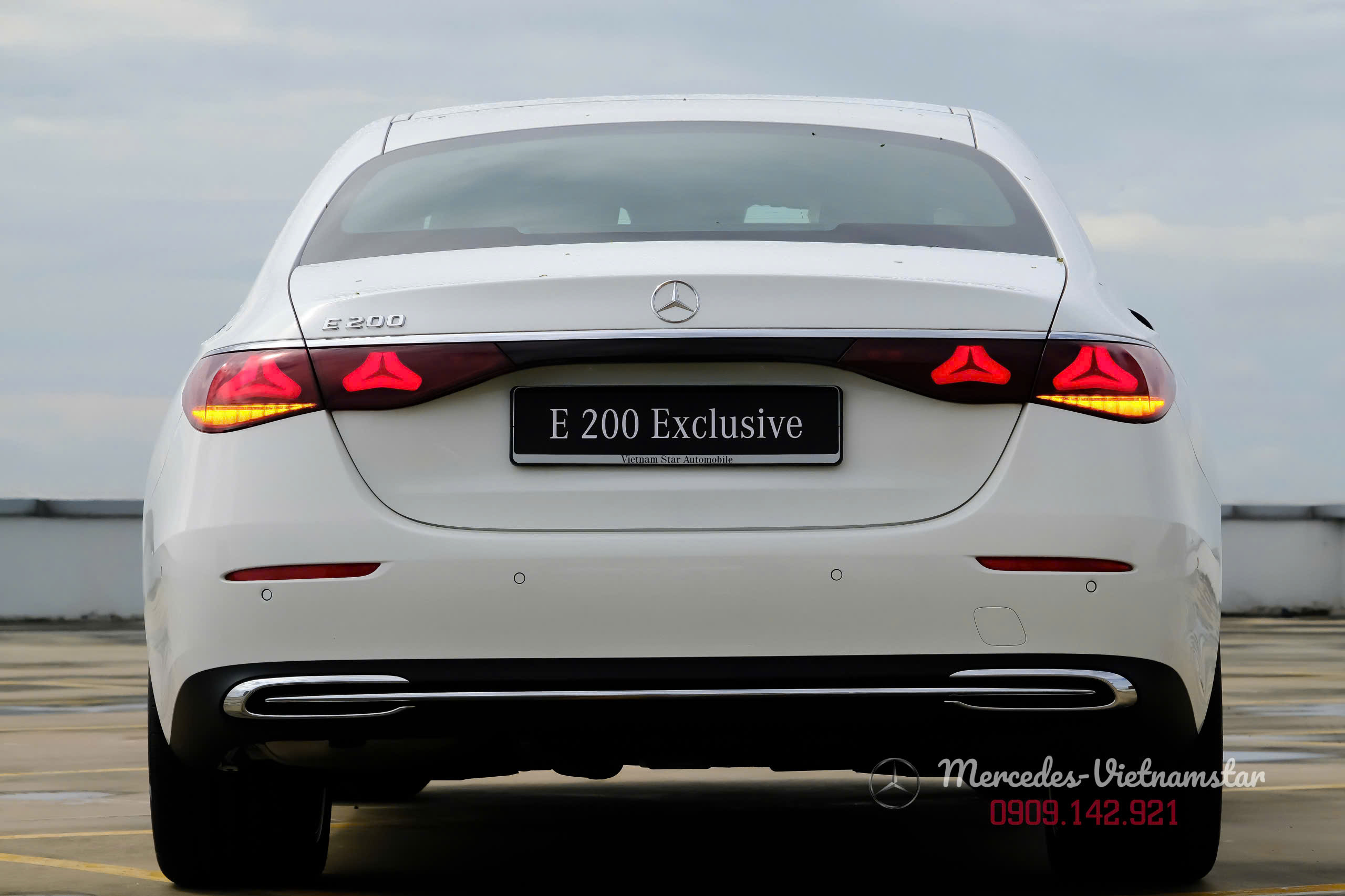 E200 Exclusive All New Màu Trắng Nội Thất Nâu 9 Đèn hậu LED thiết kế 3 khối ngang mới trên chiếc E200 Exclusive màu trắng.