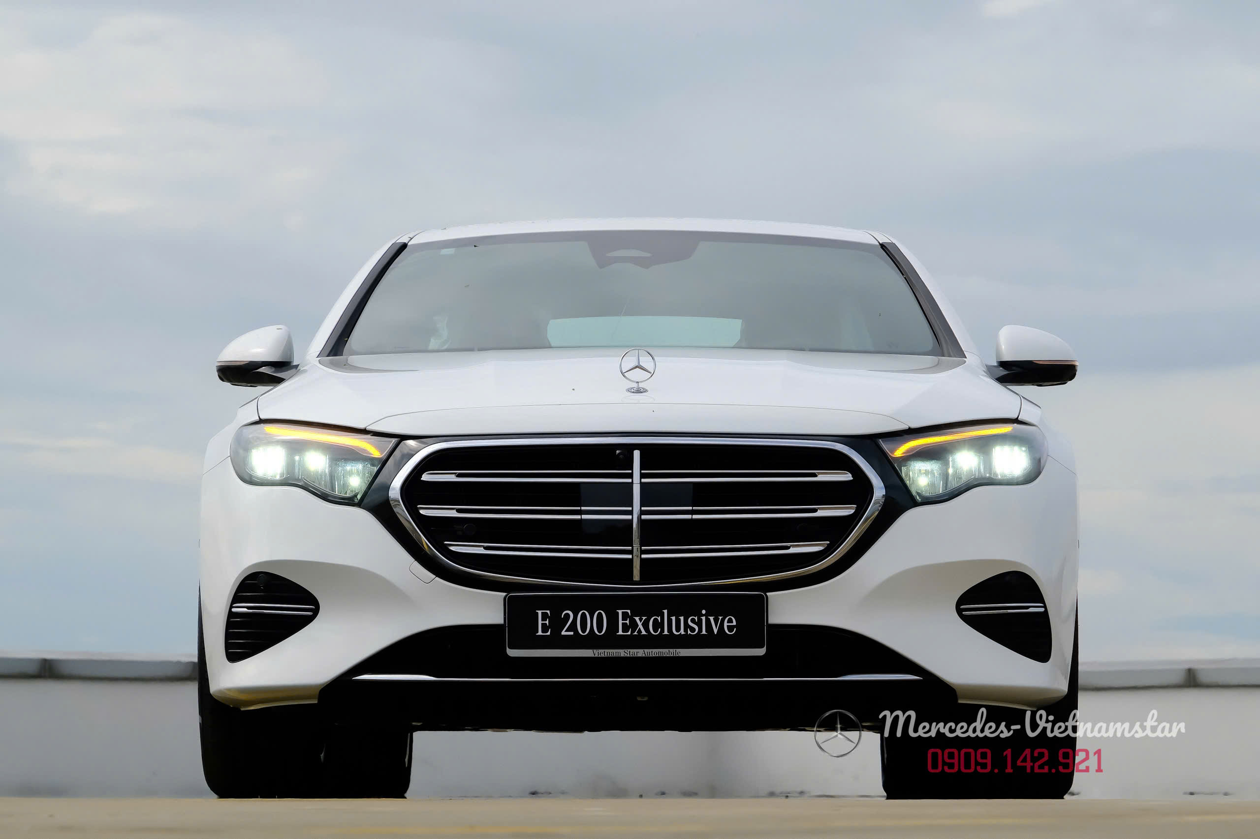 E200 Exclusive All New Màu Trắng Nội Thất Nâu 8 Hình ảnh chi tiết Ngôi sao Mercedes đứng trên nắp capo E200 Exclusive màu trắng.