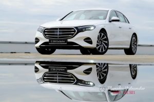 E200 Exclusive màu trắng 2025