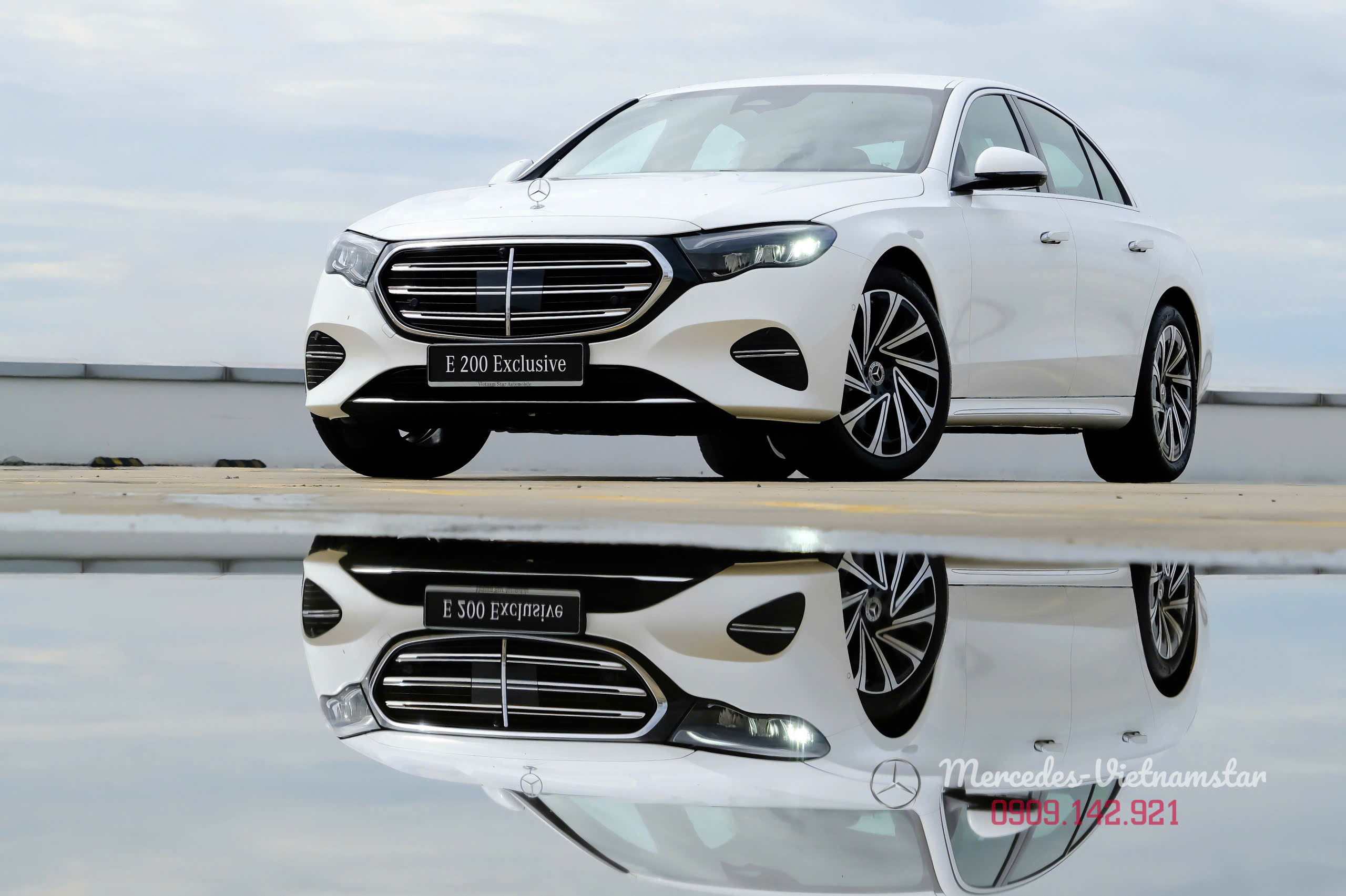 E200 Exclusive All New Màu Trắng Nội Thất Nâu 6 E200 Exclusive màu trắng 2025 ngoại thất chụp góc ¾ trước.