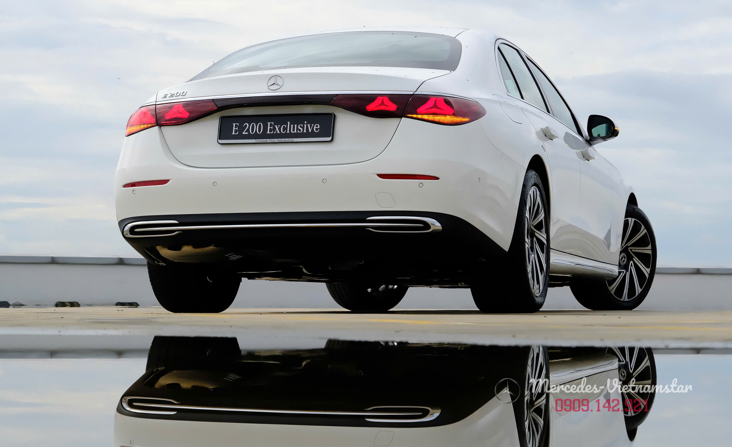 E200 Exclusive All New Màu Trắng Nội Thất Nâu 7 Toàn cảnh E200 Exclusive màu trắng và kích thước bề thế 4949x1948mm.