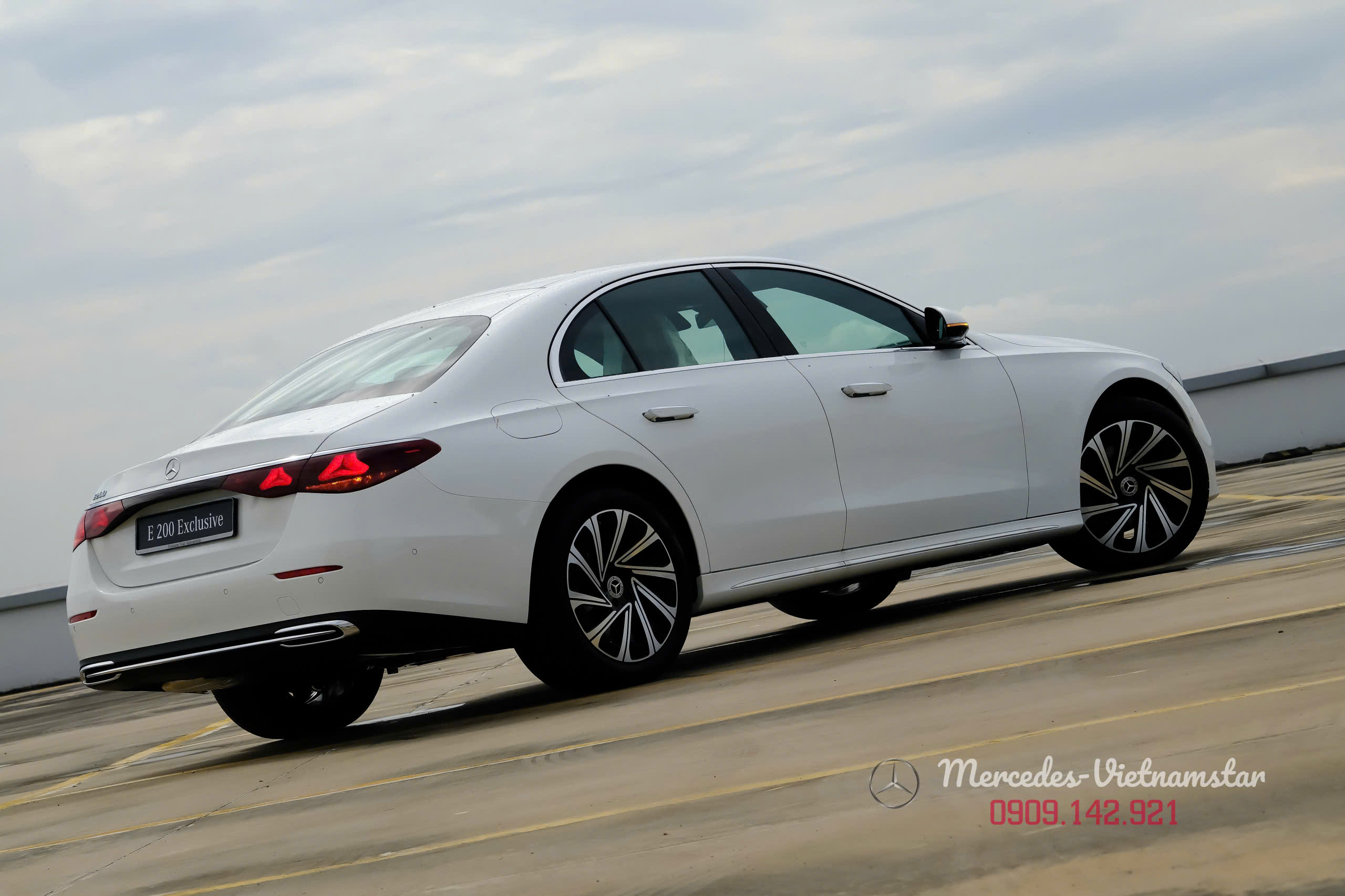 E200 Exclusive All New Màu Trắng Nội Thất Nâu 11 Hình ảnh tổng thể E200 W214 màu trắng trang nhã, gói ngoại thất Exclusive.