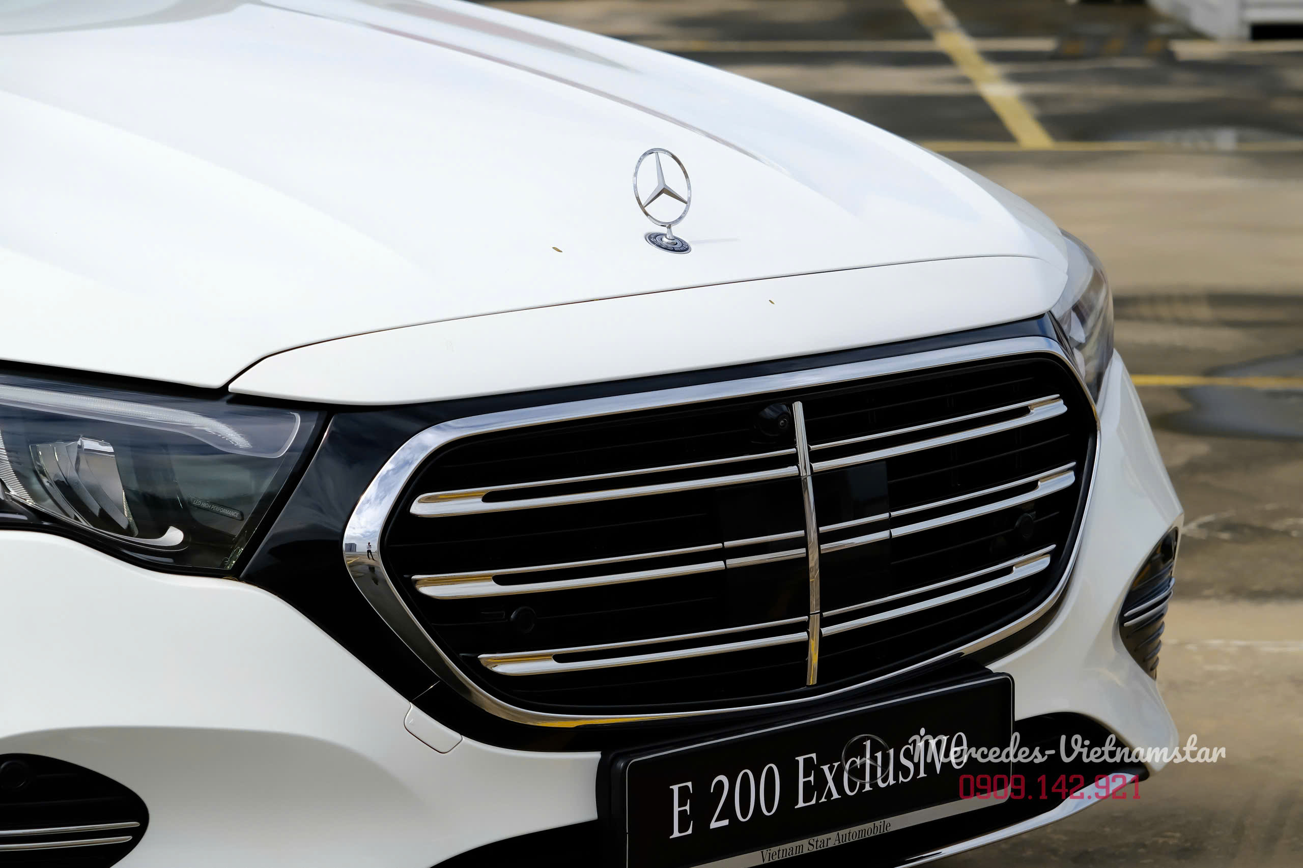 E200 Exclusive All New Màu Trắng Nội Thất Nâu 15 Hình ảnh chi tiết Ngôi sao Mercedes đứng trên nắp capo E200 Exclusive màu trắng.