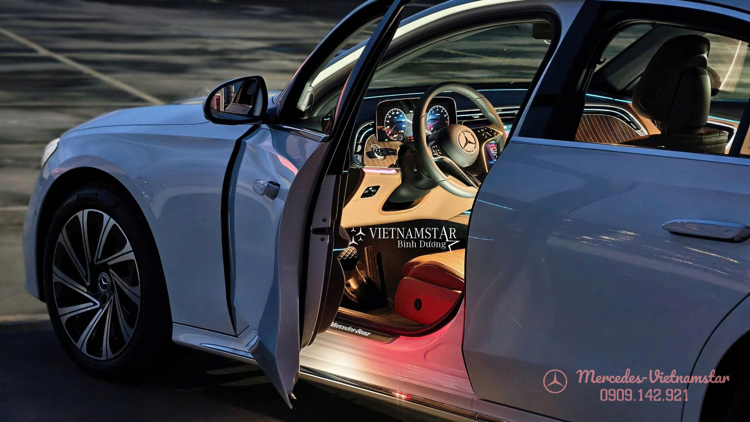 E200 Exclusive All New Màu Trắng Nội Thất Nâu 13 Ảnh chụp từ ngoài vào vô lăng xe E200 All New Màu Trắng