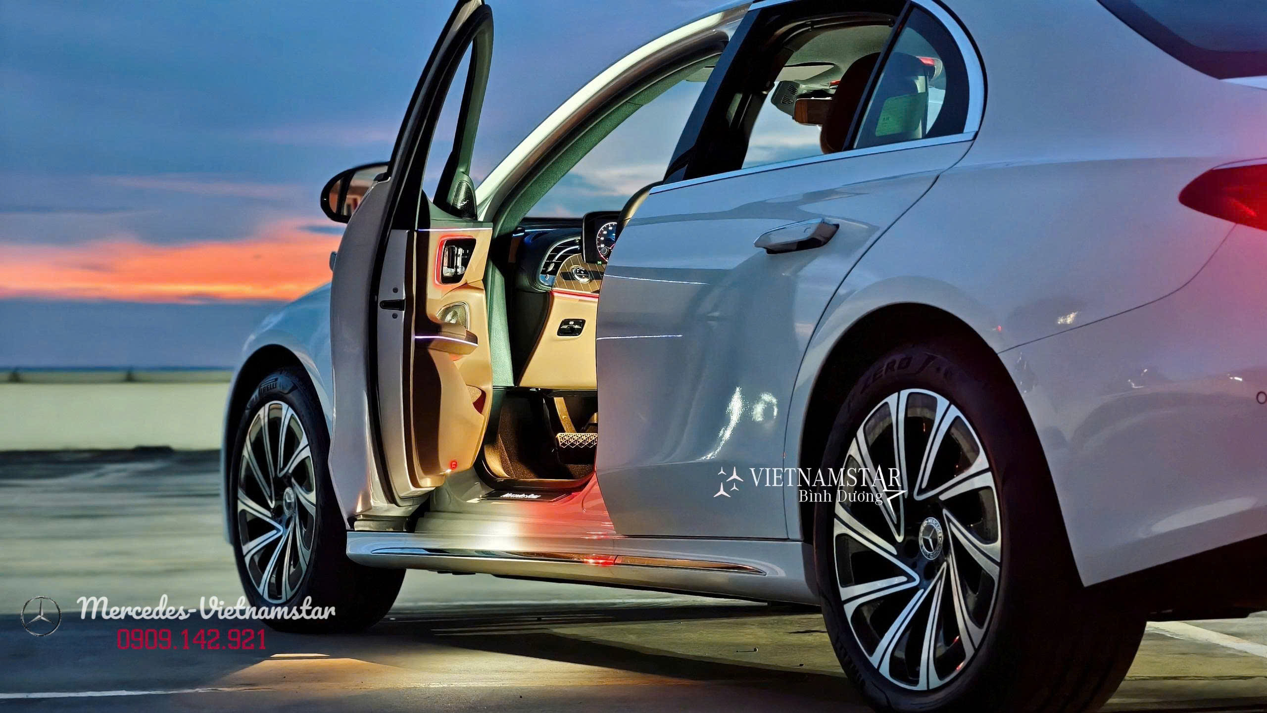 E200 Exclusive All New Màu Trắng Nội Thất Nâu 12 Ảnh chụp từ ngoài vào vô lăng xe E200 All New Màu Trắng