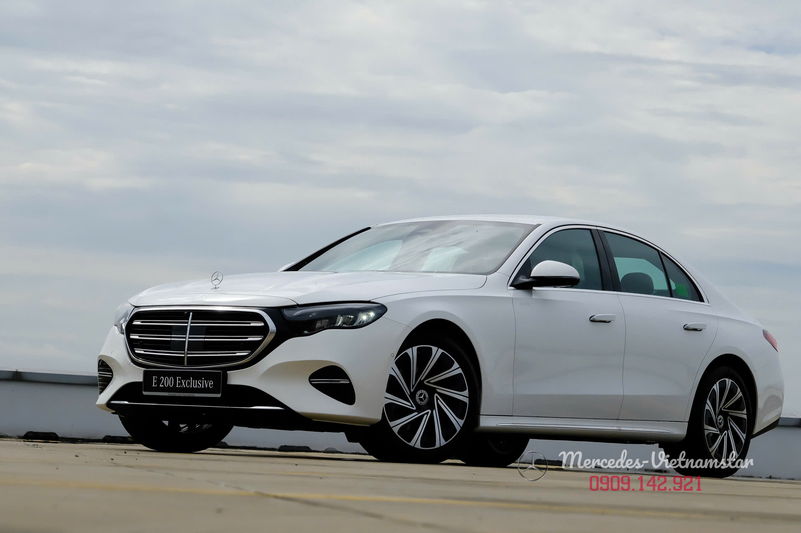 E200 Exclusive All New Màu Trắng Nội Thất Nâu 10 E200 Exclusive màu trắng nhìn từ góc sau, tôn lên chiều dài cơ sở 2961mm.