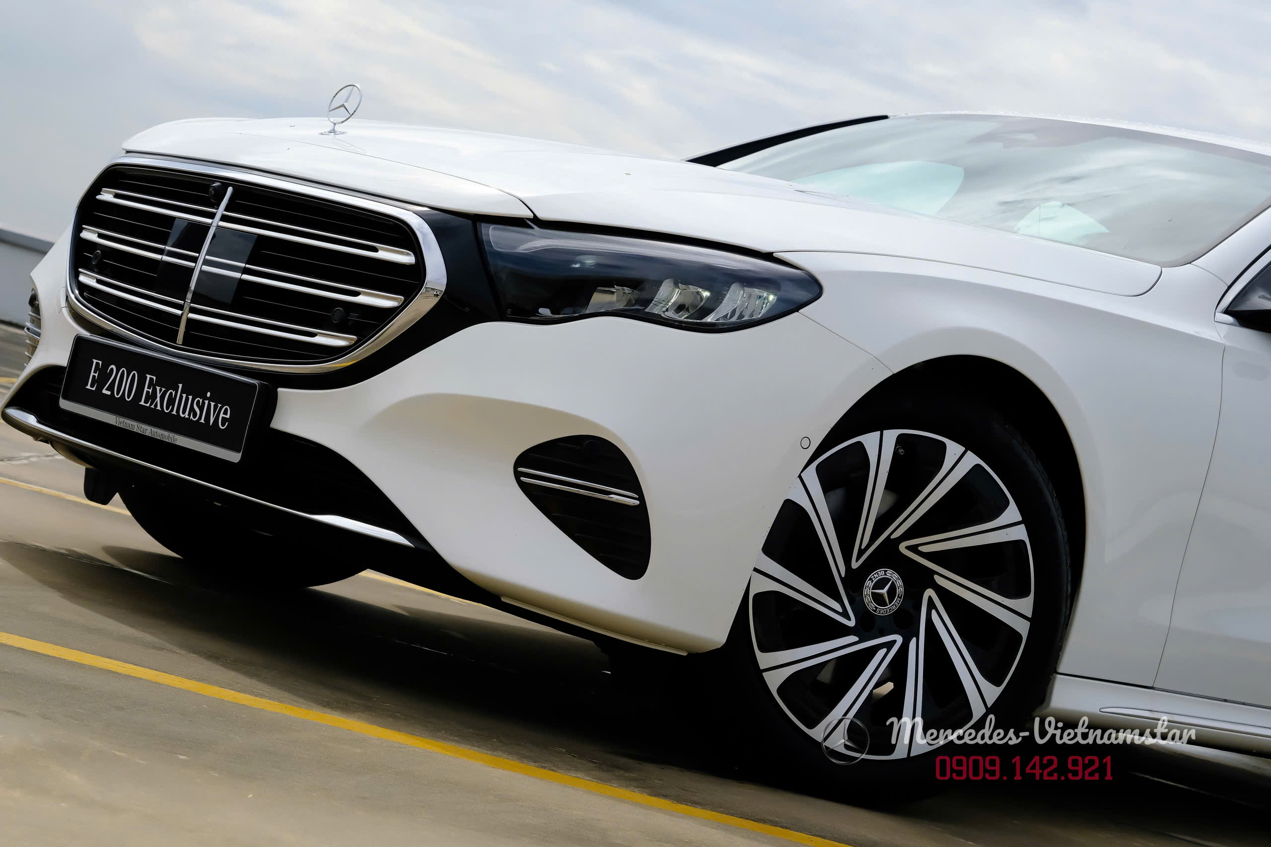 E200 Exclusive All New Màu Trắng Nội Thất Nâu 16 Mâm hợp kim 19-inch 10 chấu đặc trưng của E200 Exclusive màu trắng.