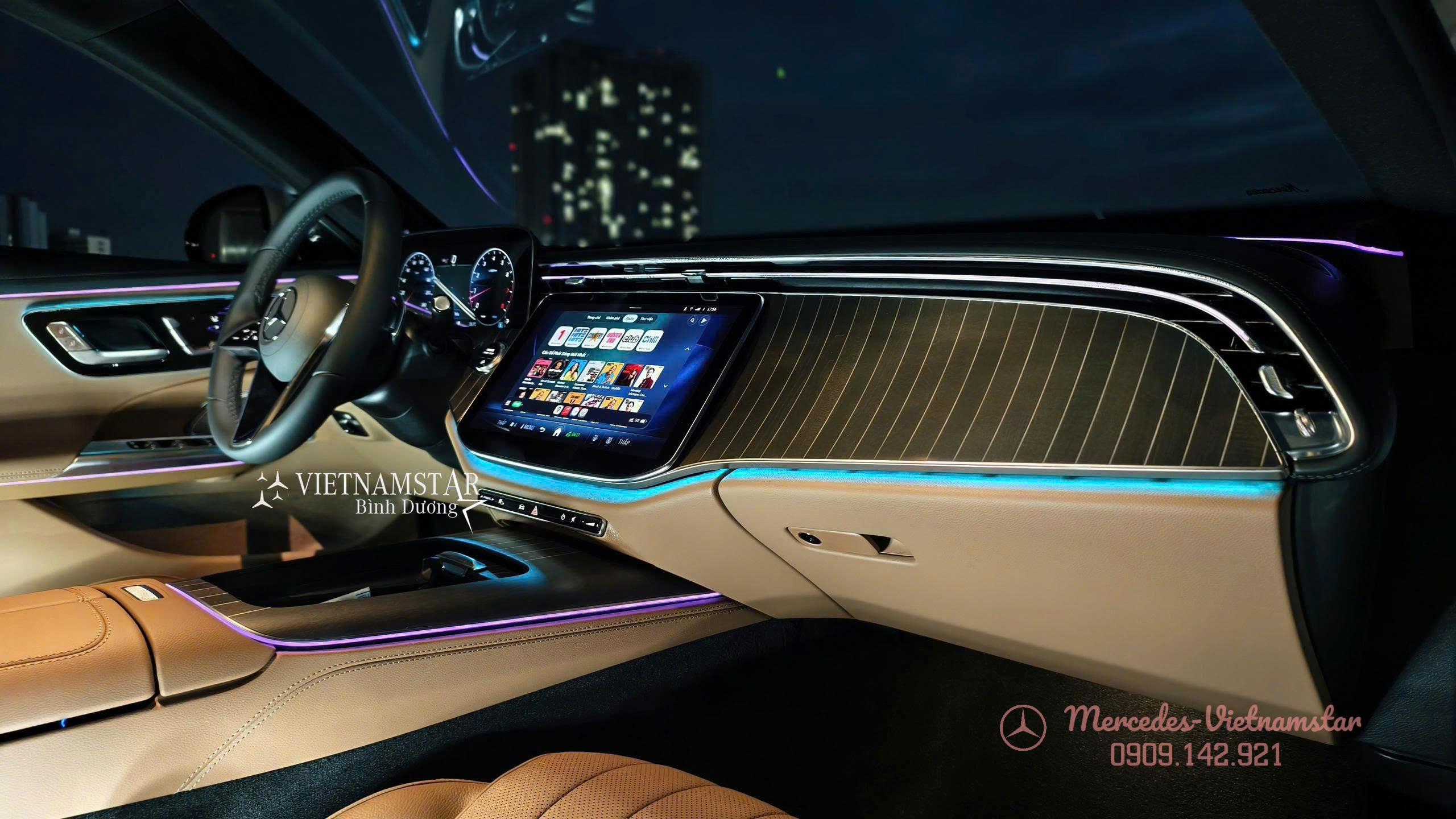 E200 Exclusive All New Màu Trắng Nội Thất Nâu 20 Khoang lái E200 All New 2025 ốp gỗ sang trọng