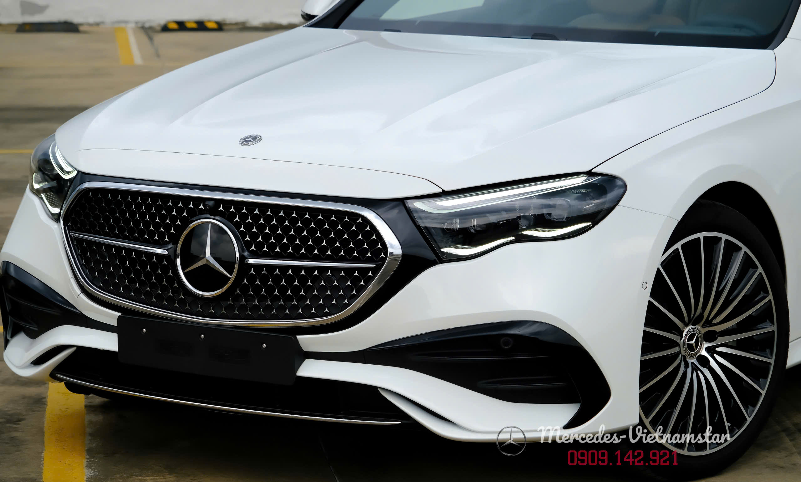 E 300 AMG All New 2025 - Màu Trắng Nội Thất Nâu 13 Chi tiết đèn pha DIGITAL LIGHT trên E300 All New 2025