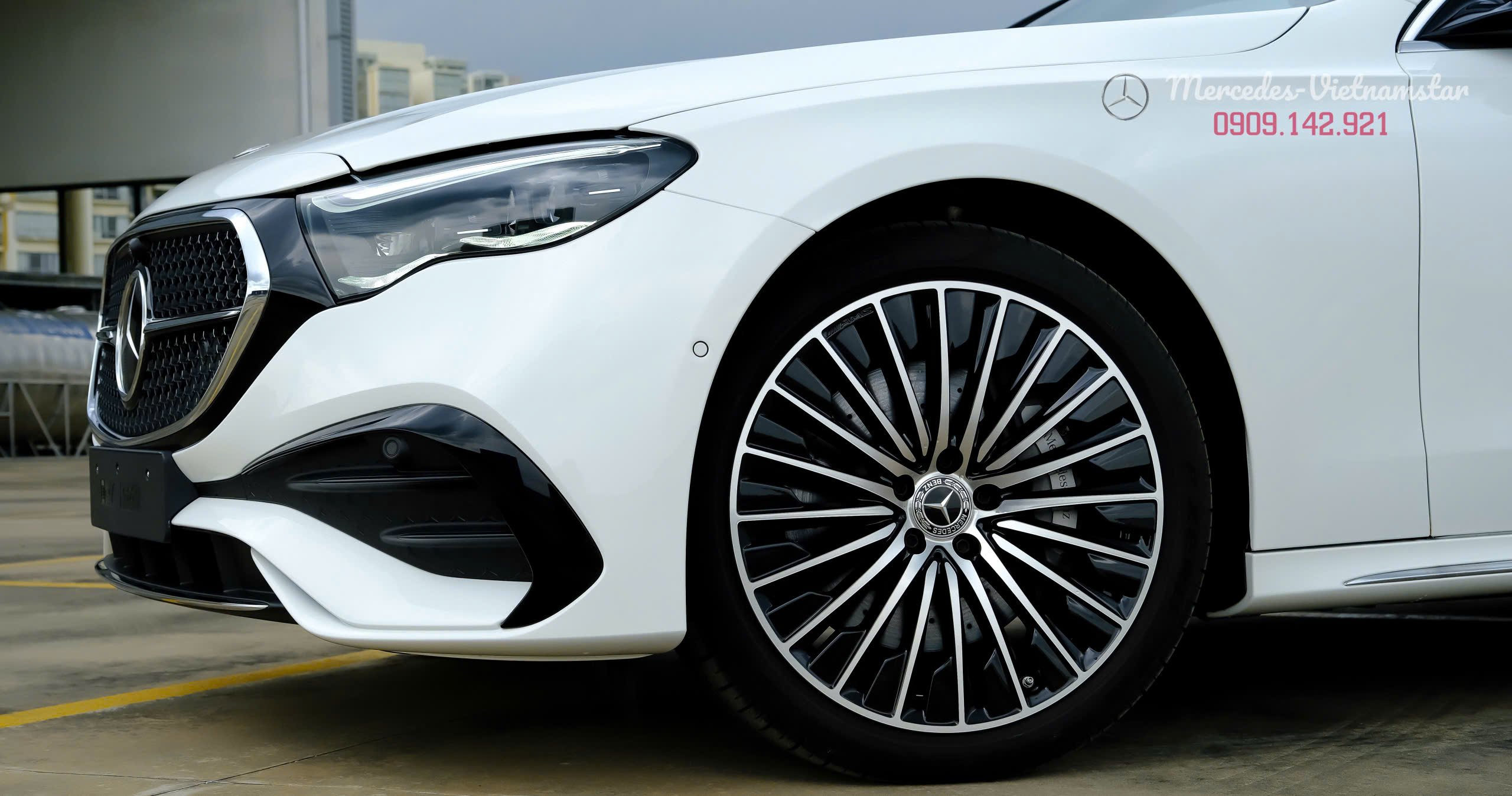 E 300 AMG All New 2025 - Màu Trắng Nội Thất Nâu 14 E300 All New 2025 Trắng, nổi bật mâm hợp kim đa chấu