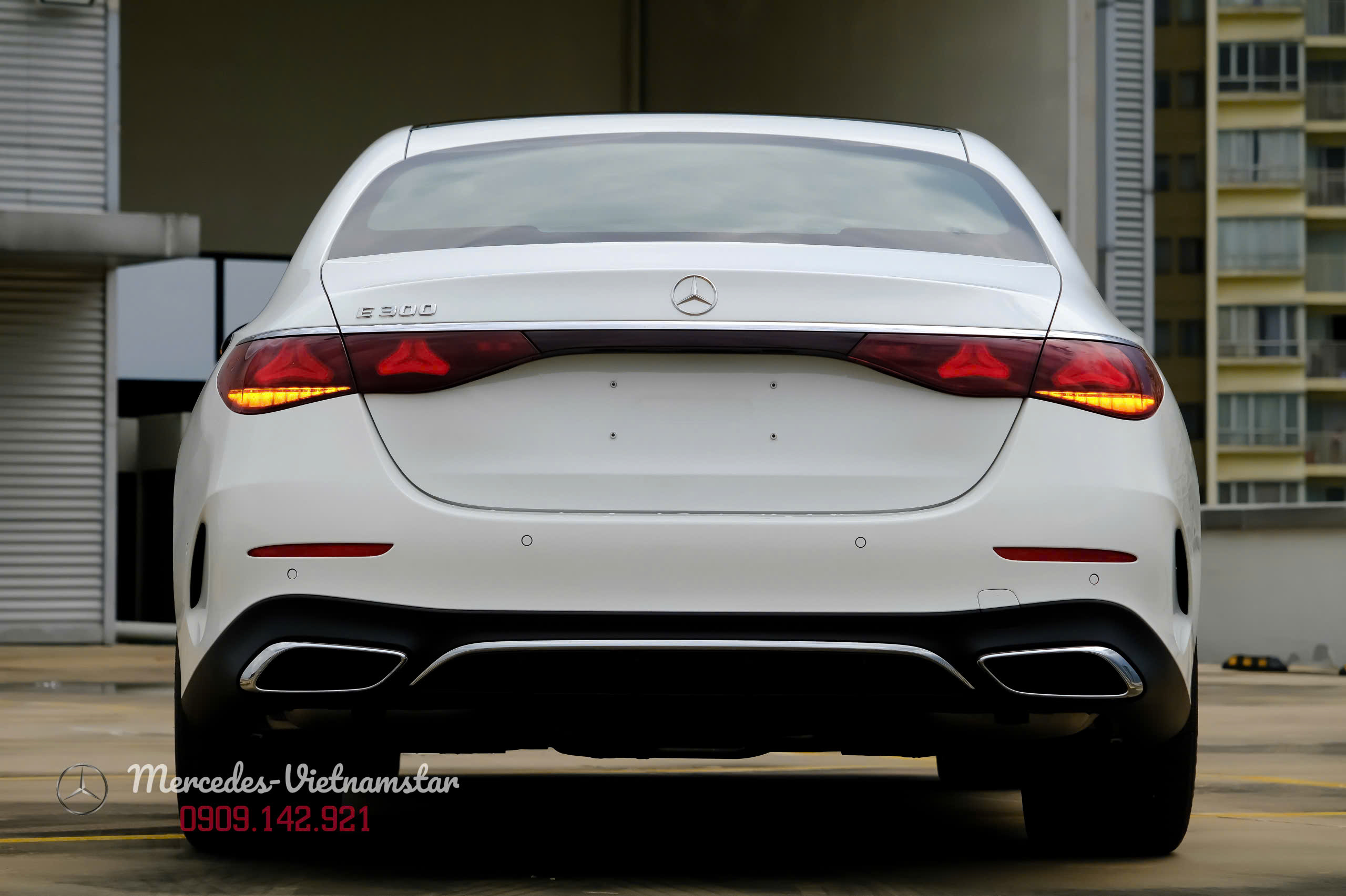 E 300 AMG All New 2025 - Màu Trắng Nội Thất Nâu 16 Đuôi xe E 300 AMG 2025 màu Trắng, đèn hậu LED mới