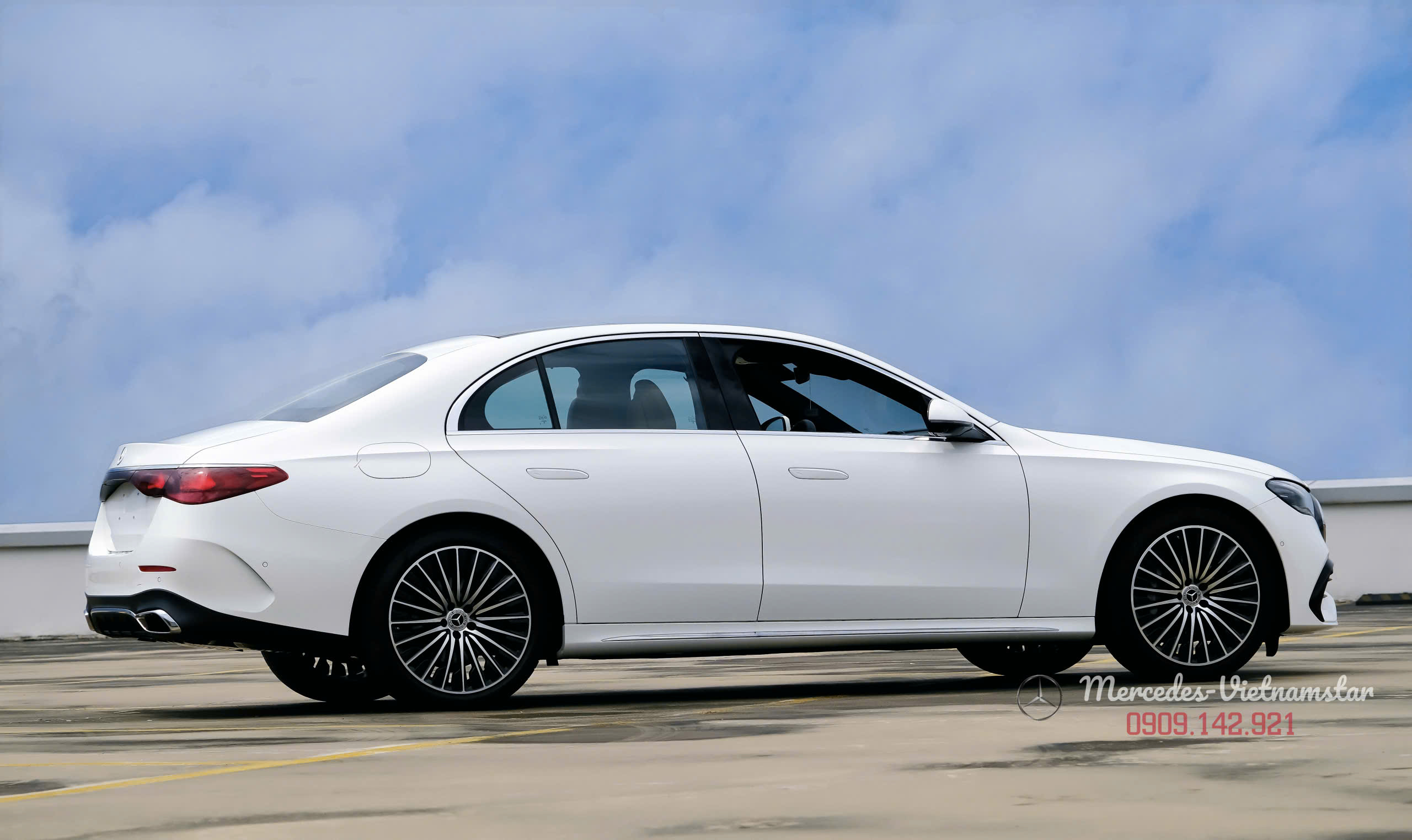 E 300 AMG All New 2025 - Màu Trắng Nội Thất Nâu 22 Ảnh chụp ngang thân xe E 300 AMG 2025 Trắng tinh khôi