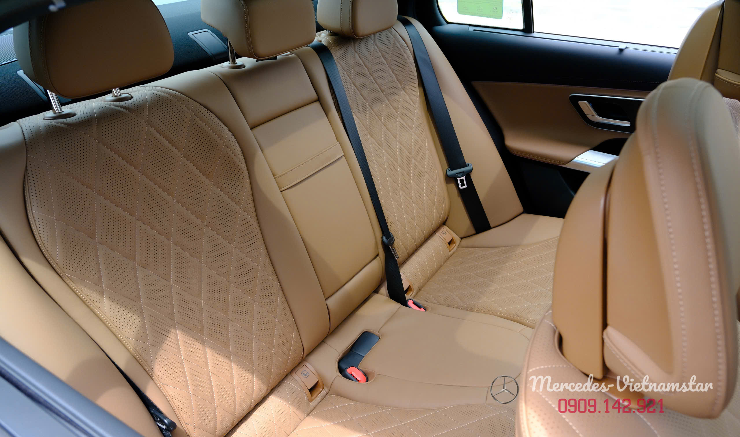 E 300 AMG All New 2025 - Màu Trắng Nội Thất Nâu 24 hàng ghế thứ 2 trên E300 AMG All New