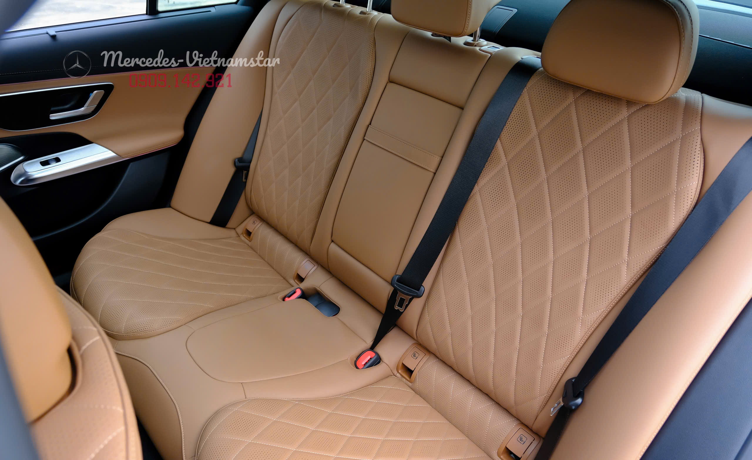 E 300 AMG All New 2025 - Màu Trắng Nội Thất Nâu 21 Nội thất E 300 Nâu, chi tiết cổng kết nối USB Type-C hàng sau