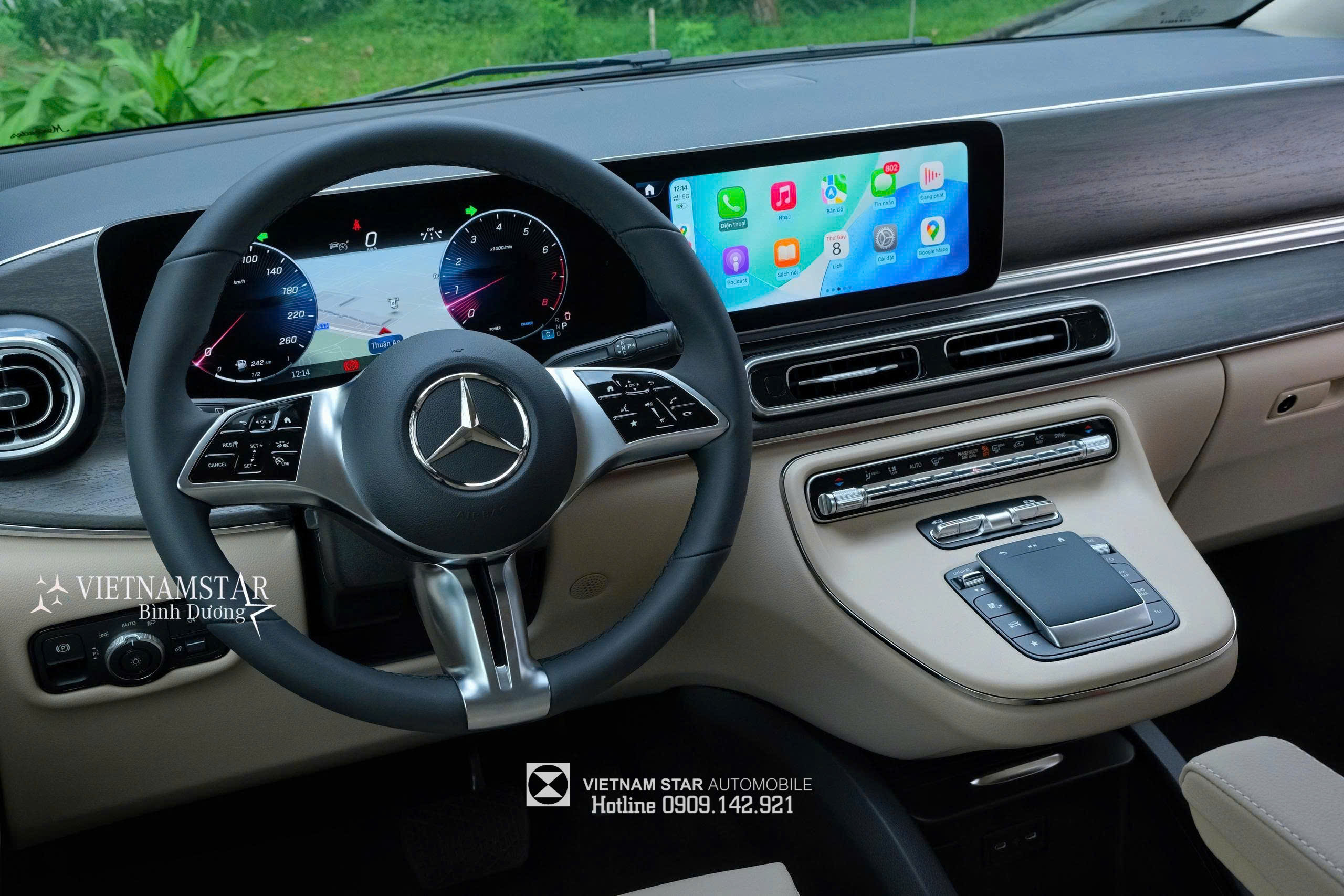 Mercedes V 300 Avantgarde 2025: Chuẩn mực "Limousine" dành cho gia đình và doanh nghiệp 19 Cận cảnh vô lăng bọc da đa chức năng 3 chấu với các nút điều khiển trên V 300.