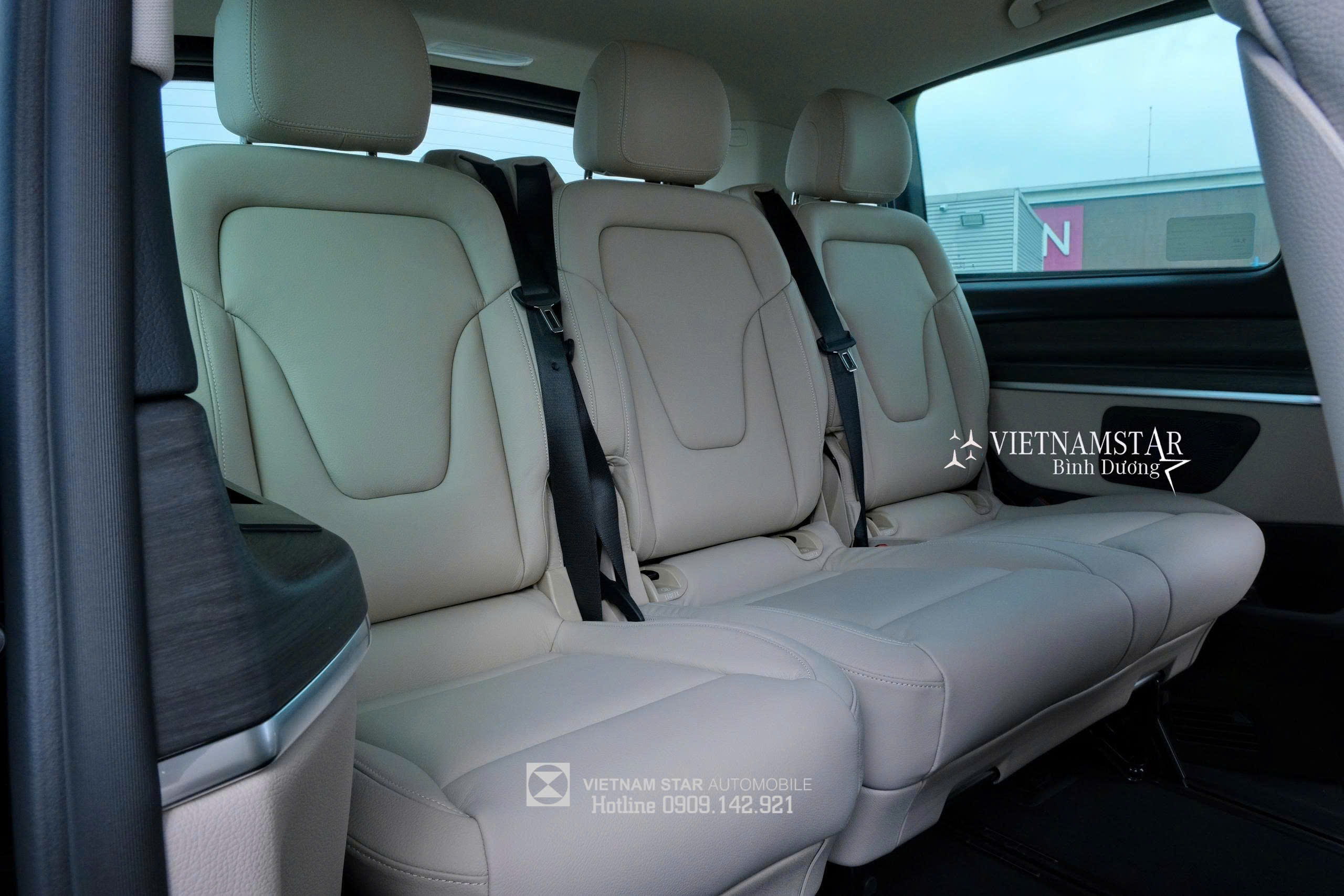 Mercedes V 300 Avantgarde 2025: Chuẩn mực "Limousine" dành cho gia đình và doanh nghiệp 18 Lẫy gập ghế linh hoạt giúp ra vào hàng ghế thứ 3 dễ dàng.