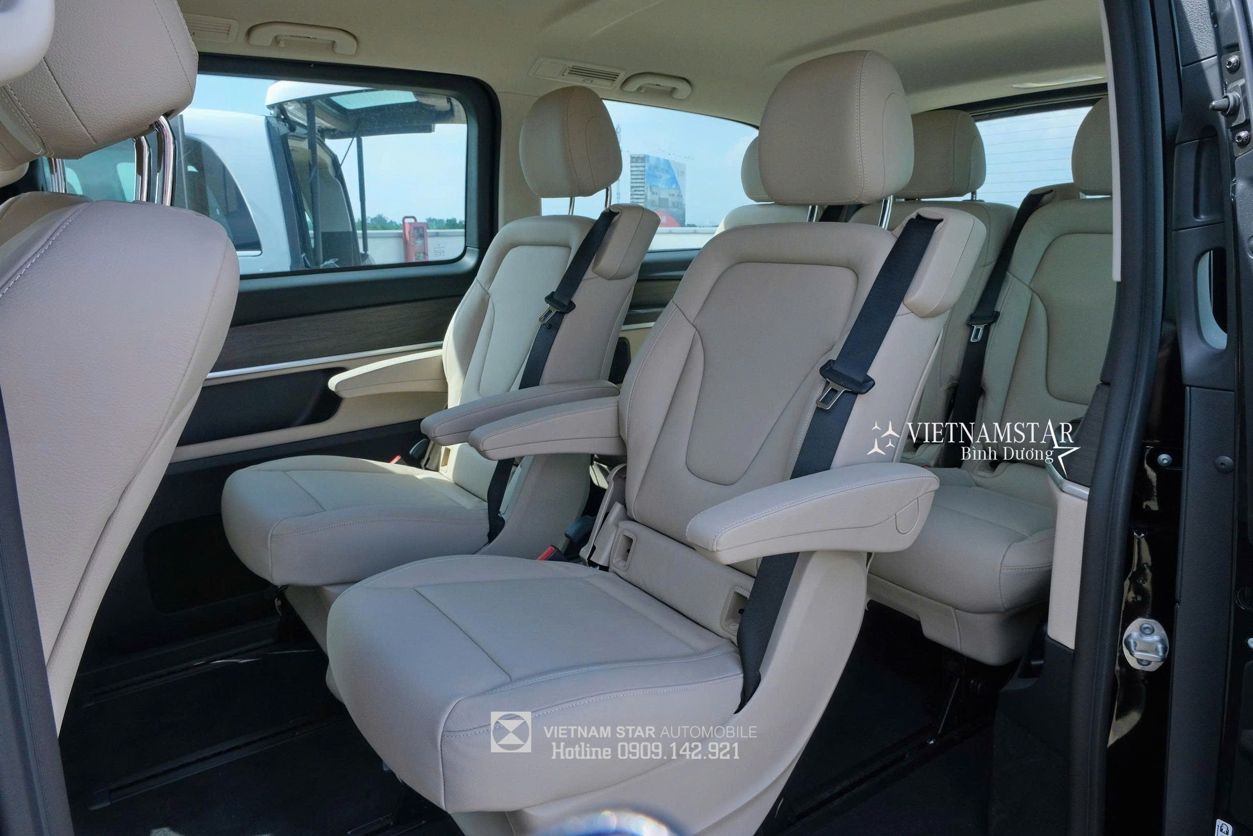 Mercedes V 300 Avantgarde 2025: Chuẩn mực "Limousine" dành cho gia đình và doanh nghiệp 17 Đường chỉ khâu tỉ mỉ trên ghế da Lugano màu Vàng Silk xe V 300.