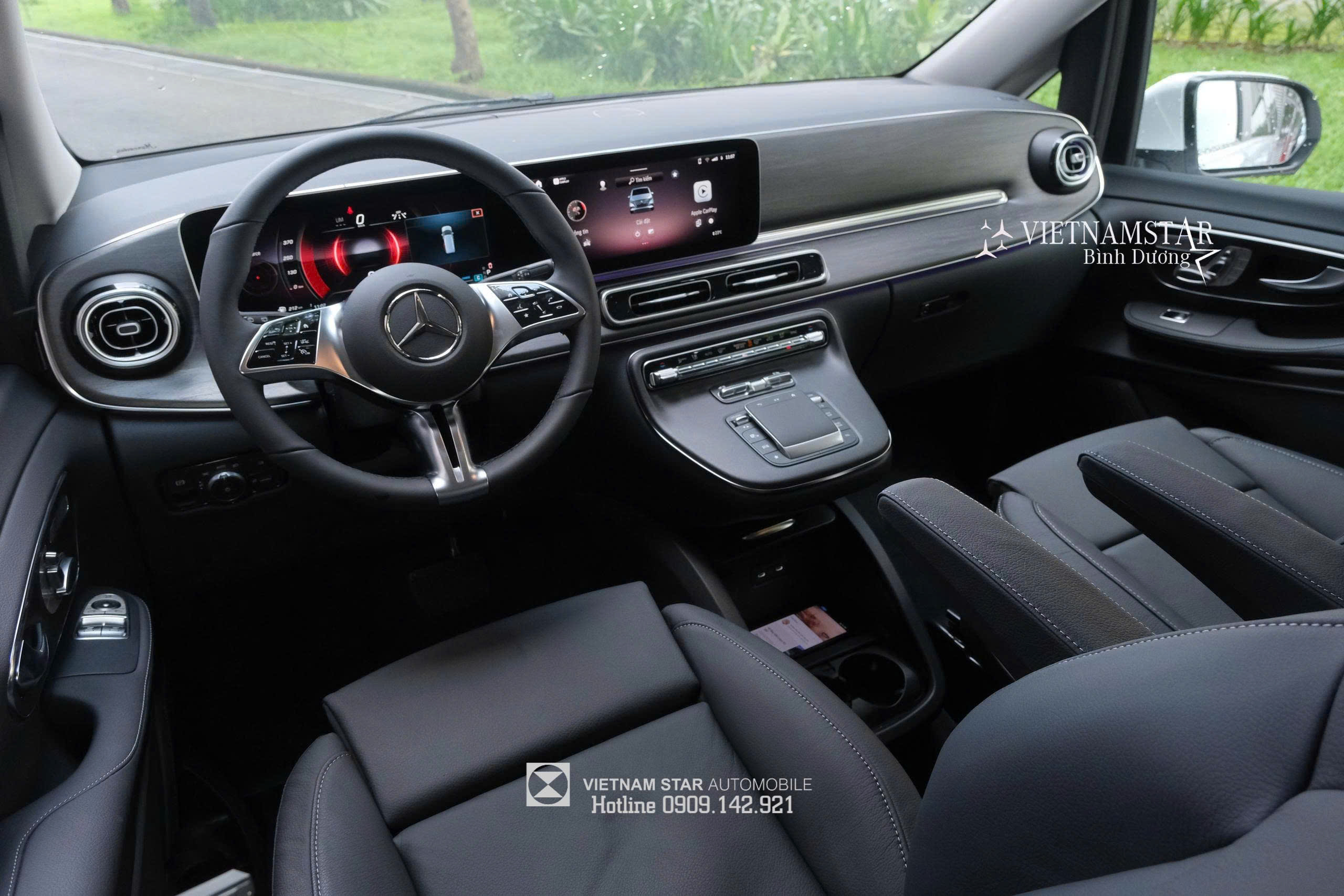 Mercedes V 300 Avantgarde 2025: Chuẩn mực "Limousine" dành cho gia đình và doanh nghiệp 16 Góc nhìn từ ghế lái bao quát toàn bộ bảng táp-lô xe V300 Avantgarde.