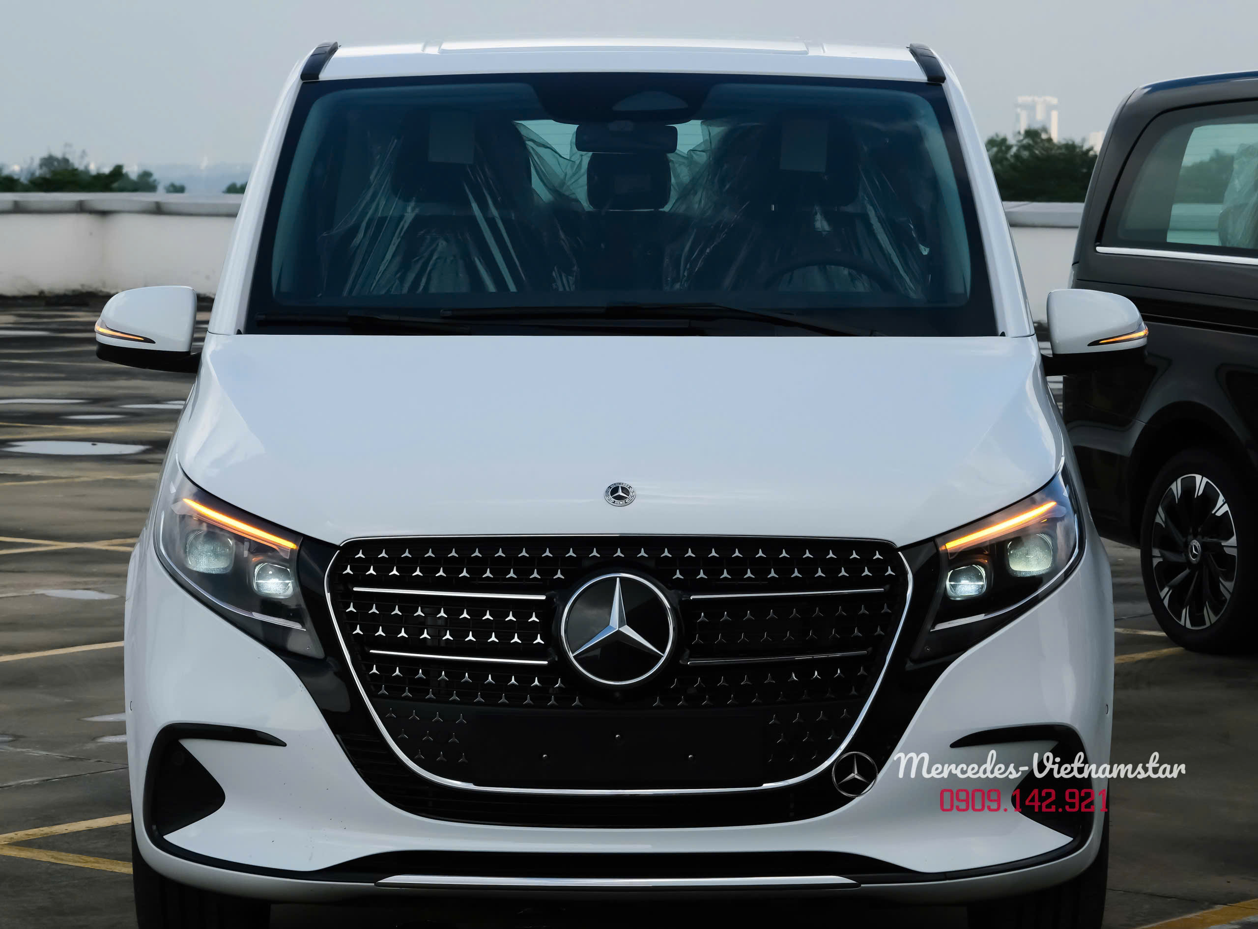 Mercedes V 300 Avantgarde 2025: Chuẩn mực "Limousine" dành cho gia đình và doanh nghiệp 14 Cận cảnh thấu kính Projector của công nghệ Multibeam LED trên xe V300.