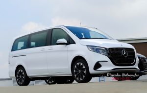 Mercedes V 300 Avantgarde 2025: Chuẩn mực "Limousine" dành cho gia đình và doanh nghiệp 4 Mercedes V 300 màu trắng nhìn từ phía trước với thiết kế vuông vức thực dụng.
