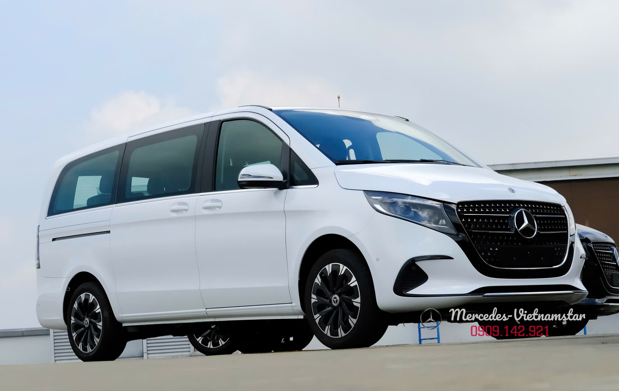 Mercedes V 300 Avantgarde 2025: Chuẩn mực "Limousine" dành cho gia đình và doanh nghiệp 13 Mercedes V 300 màu trắng nhìn từ phía trước với thiết kế vuông vức thực dụng.