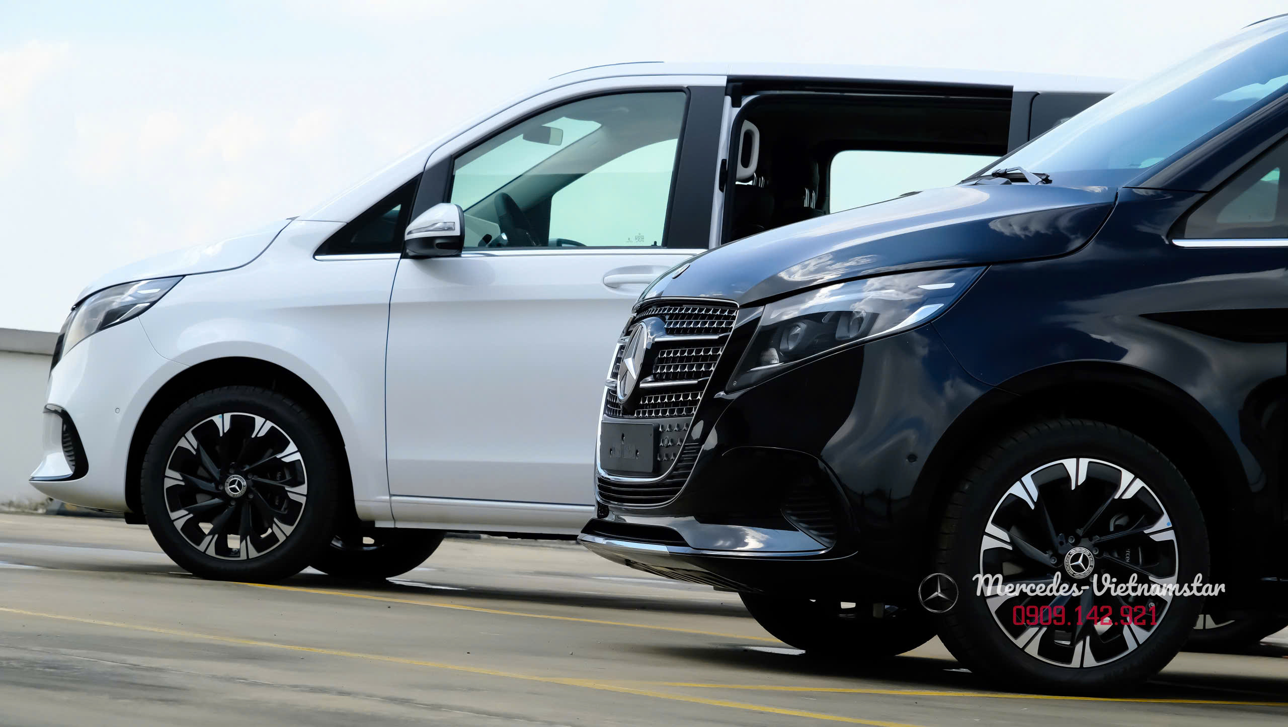 Mercedes V 300 Avantgarde 2025: Chuẩn mực "Limousine" dành cho gia đình và doanh nghiệp 7 Lớp sơn màu đen Obsidian bóng loáng trên nắp ca-pô xe Mercedes V 300.