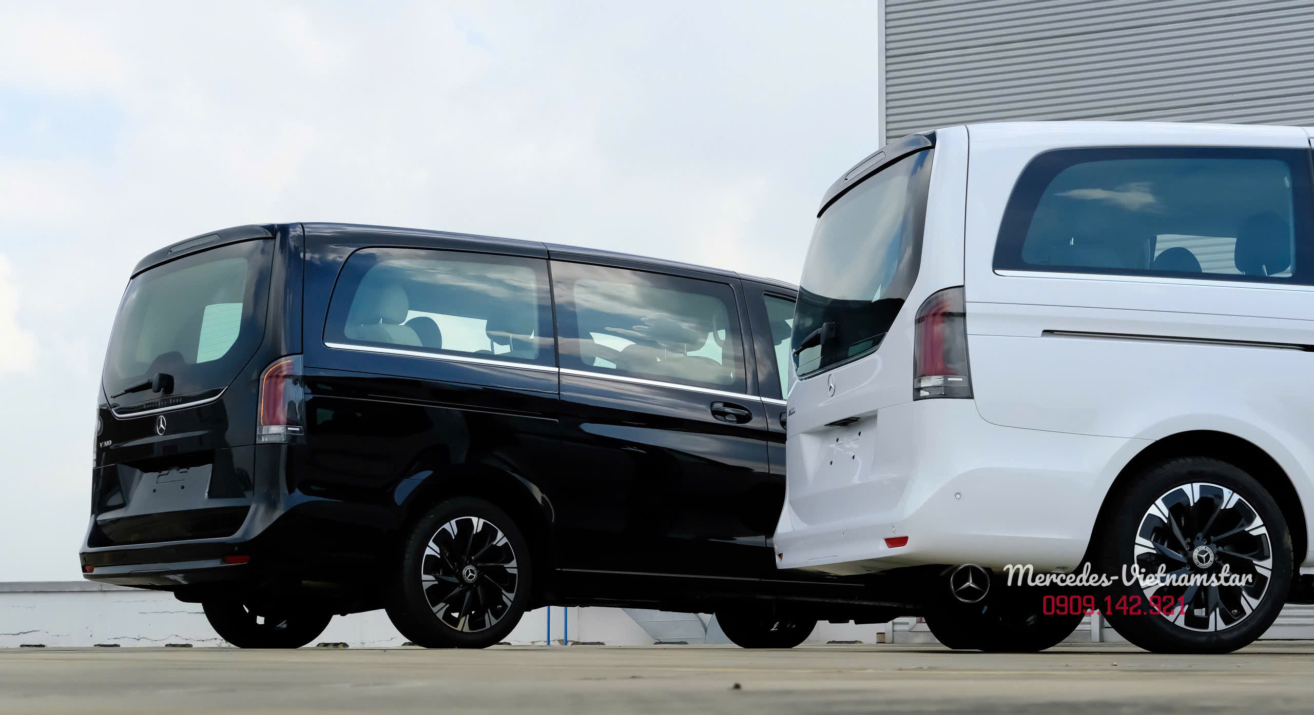 Mercedes V 300 Avantgarde 2025: Chuẩn mực "Limousine" dành cho gia đình và doanh nghiệp 15 Cản sau tích hợp cảm biến lùi và thanh nẹp mạ chrome bảo vệ.