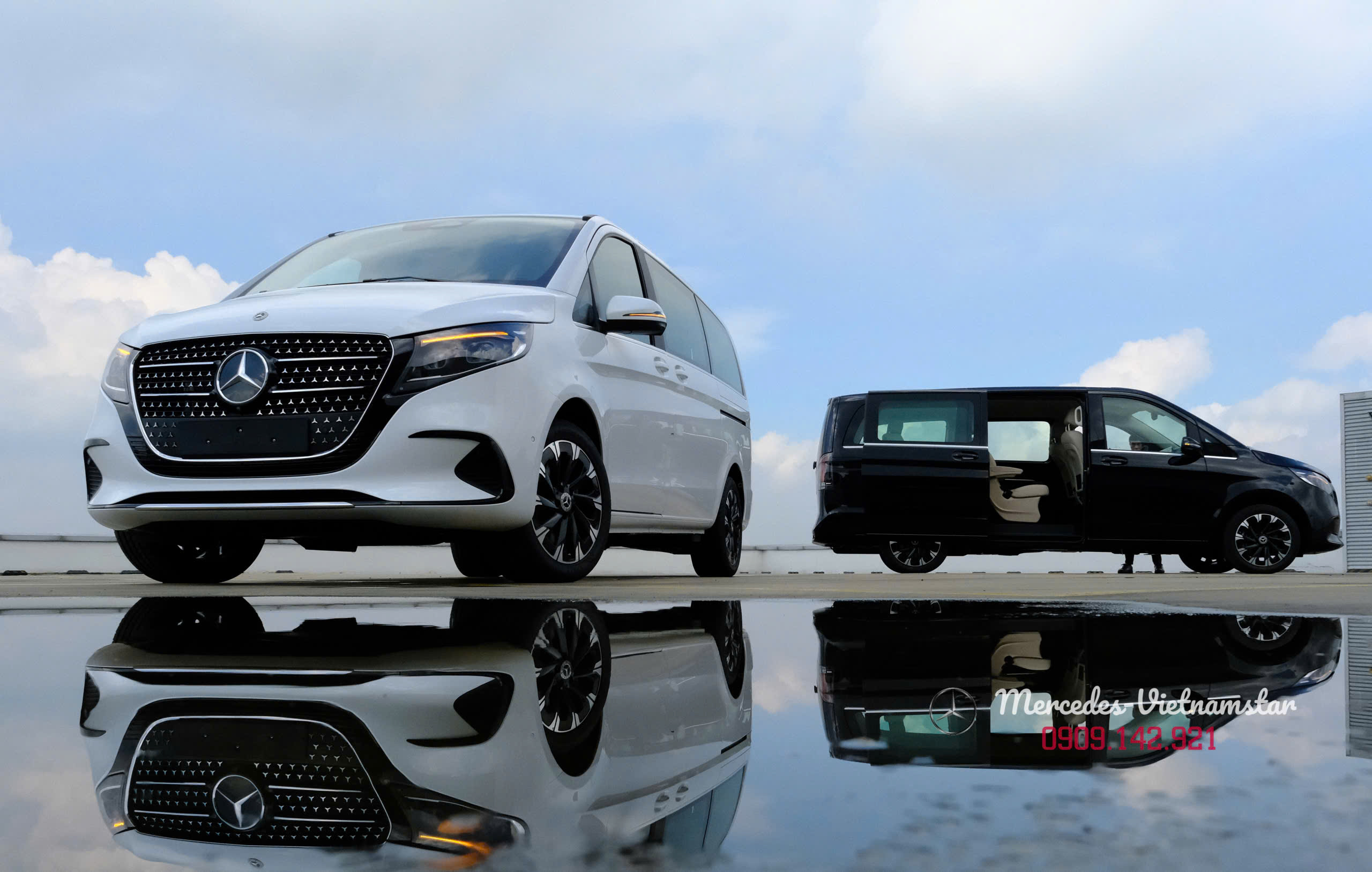 Mercedes V 300 Avantgarde 2025: Chuẩn mực "Limousine" dành cho gia đình và doanh nghiệp 10 Đầu xe Mercedes V300 Avantgarde màu trắng Rock Crystal nổi bật dưới nắng.