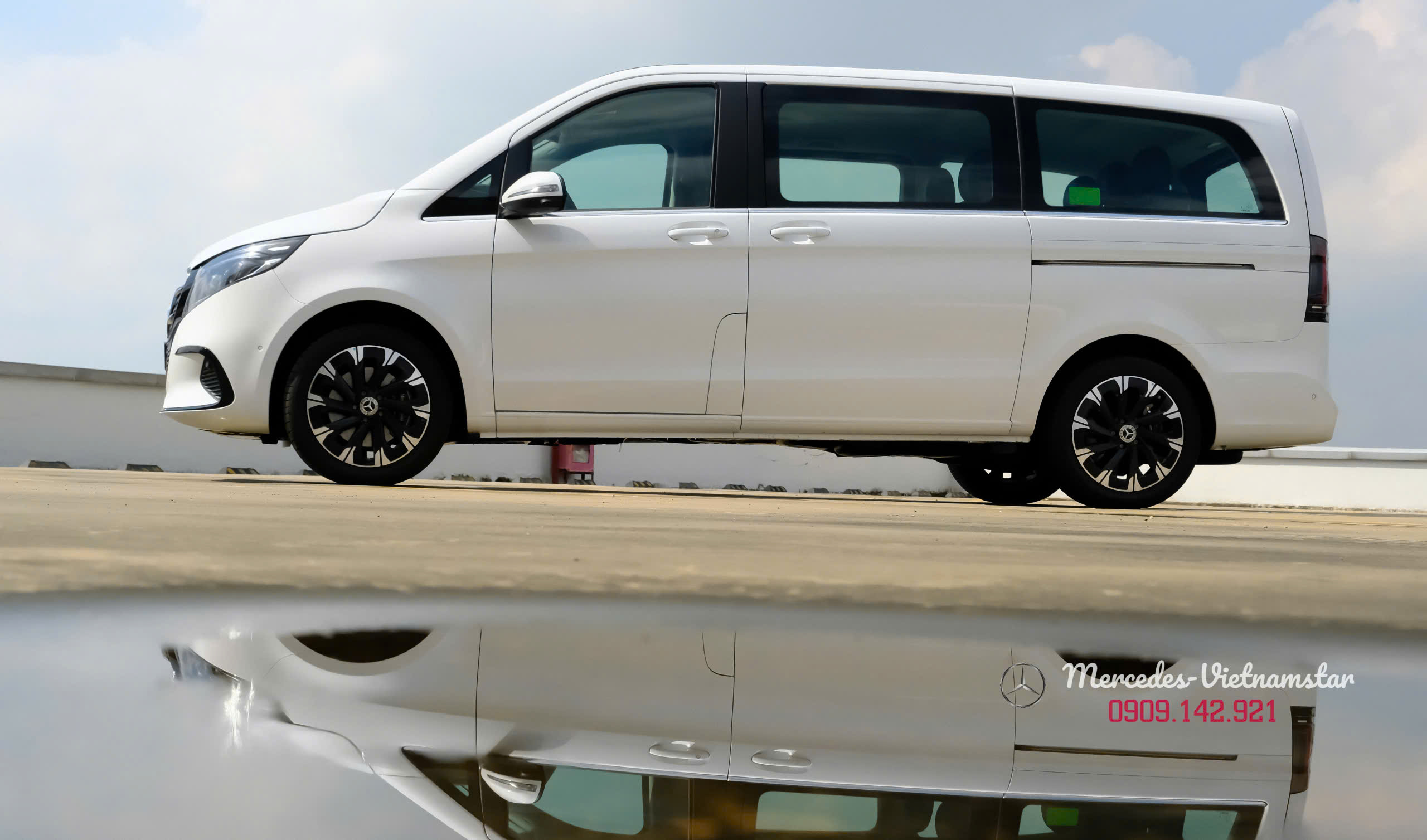 Mercedes V 300 Avantgarde 2025: Chuẩn mực "Limousine" dành cho gia đình và doanh nghiệp 9 Sườn xe V300 Avantgarde trắng dài 5.14m thiết kế khí động học.